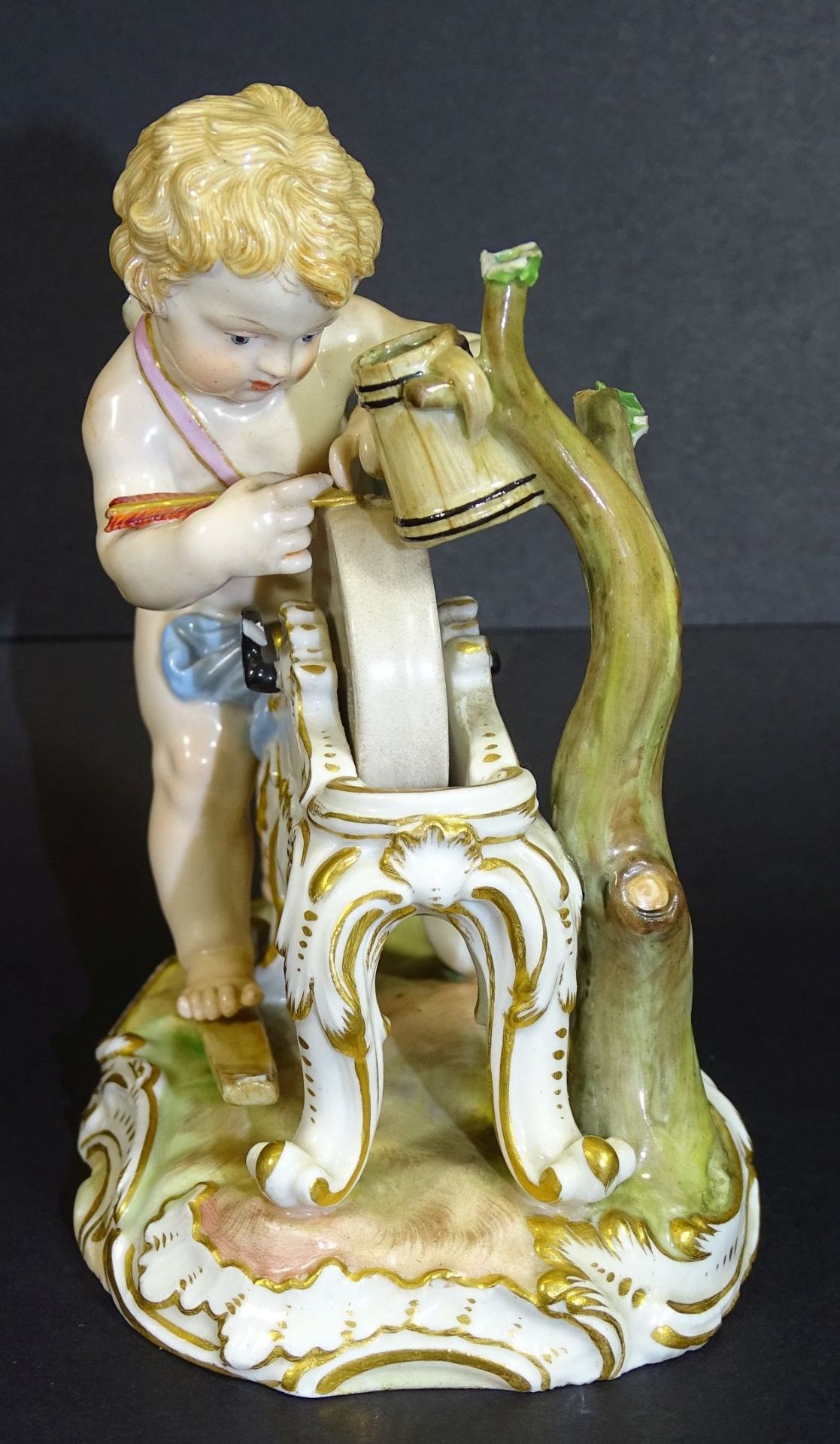 Meissen-Putto an Schleifstein,, Knauf-Schwerter, bemalt, Flügel abgebrochen, mehrmals bestossen, H- - Bild 3 aus 9