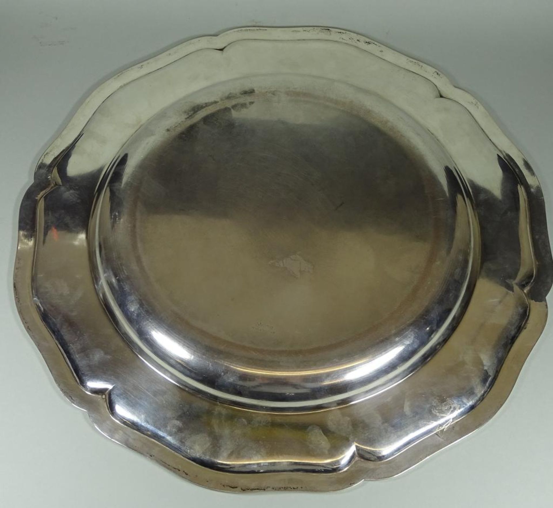 Große runde Platte,800er Silber,Otto Schneider, 930gr.,d-36,5cm,mit Adelswappen,guter Zustan - Bild 3 aus 5
