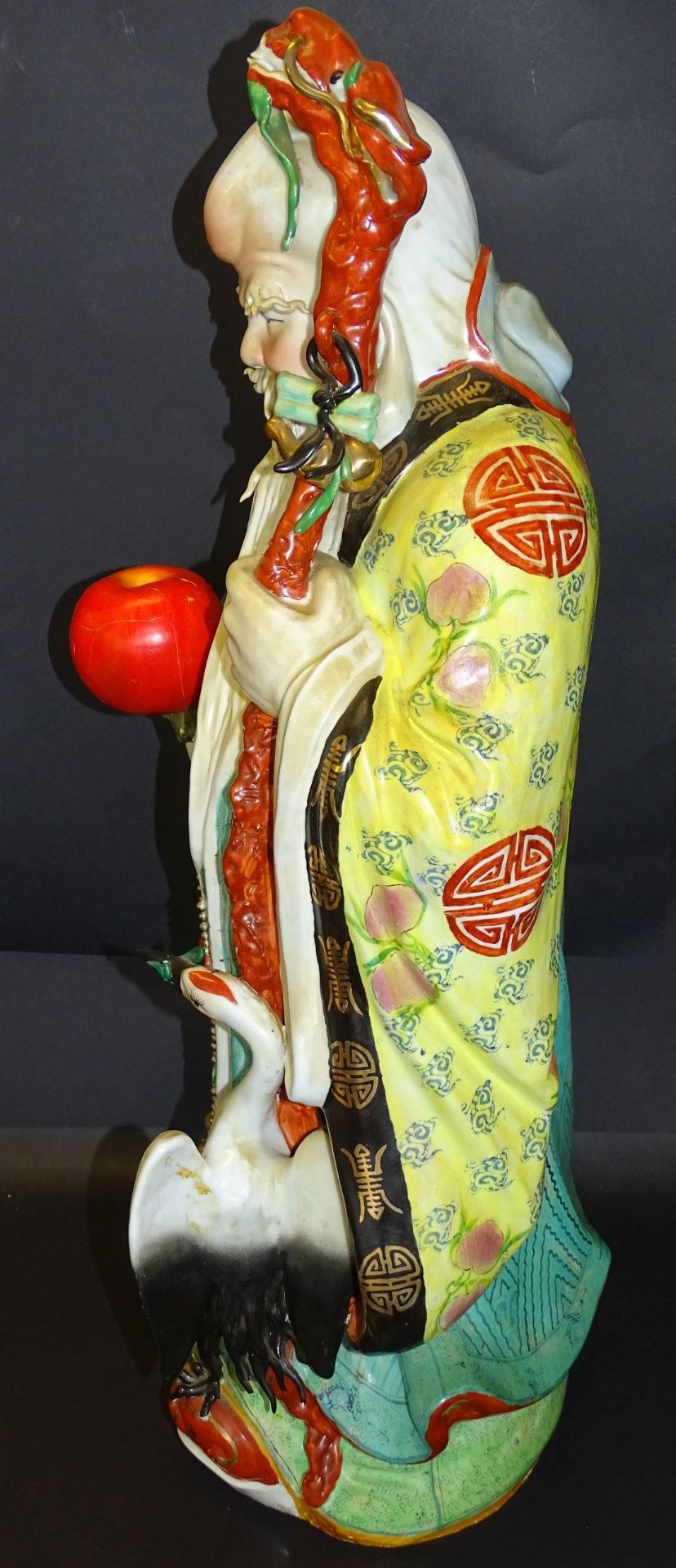 grosse Figur eines Chinesen, bemalt, H-77 cm, B-40 cm, eine Hand schlecht restauriert und - Bild 6 aus 10