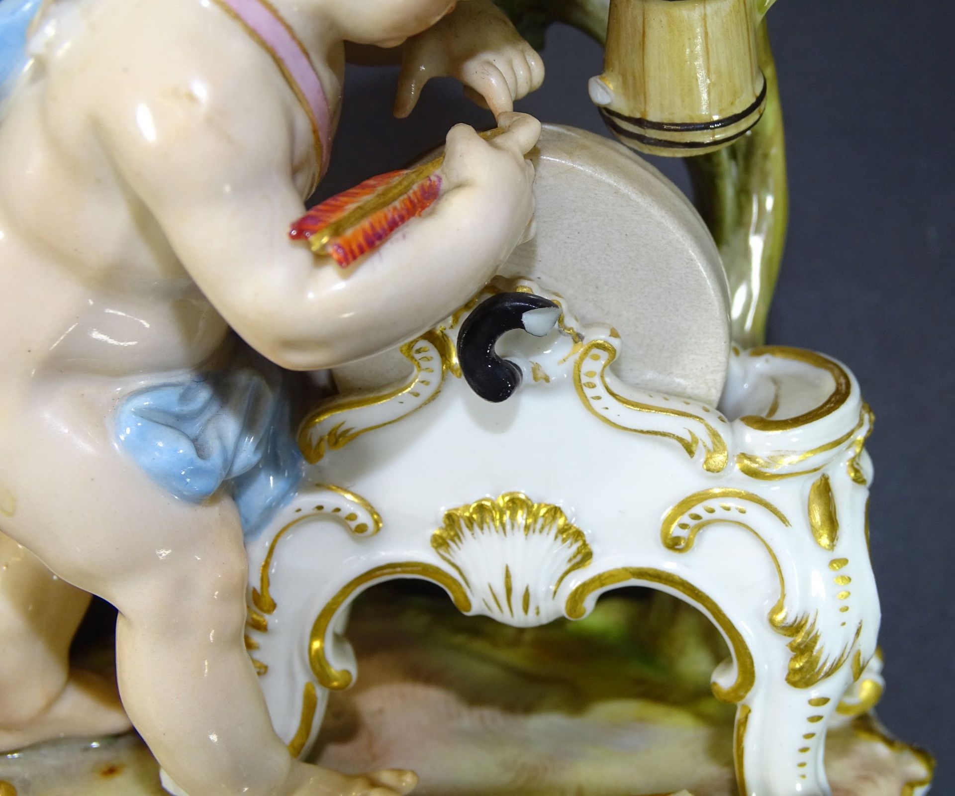 Meissen-Putto an Schleifstein,, Knauf-Schwerter, bemalt, Flügel abgebrochen, mehrmals bestossen, H- - Bild 6 aus 9