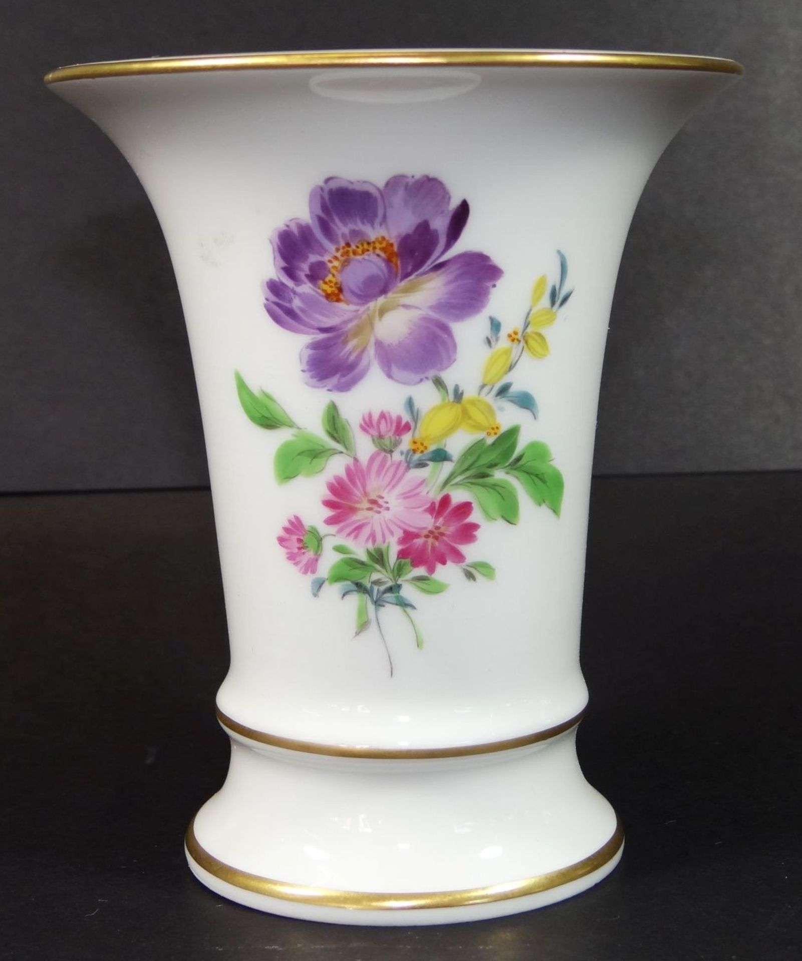 kl. Vase "Meissen" Blumenmalerei, H-10 cm, Schwertermarke durchschliffen