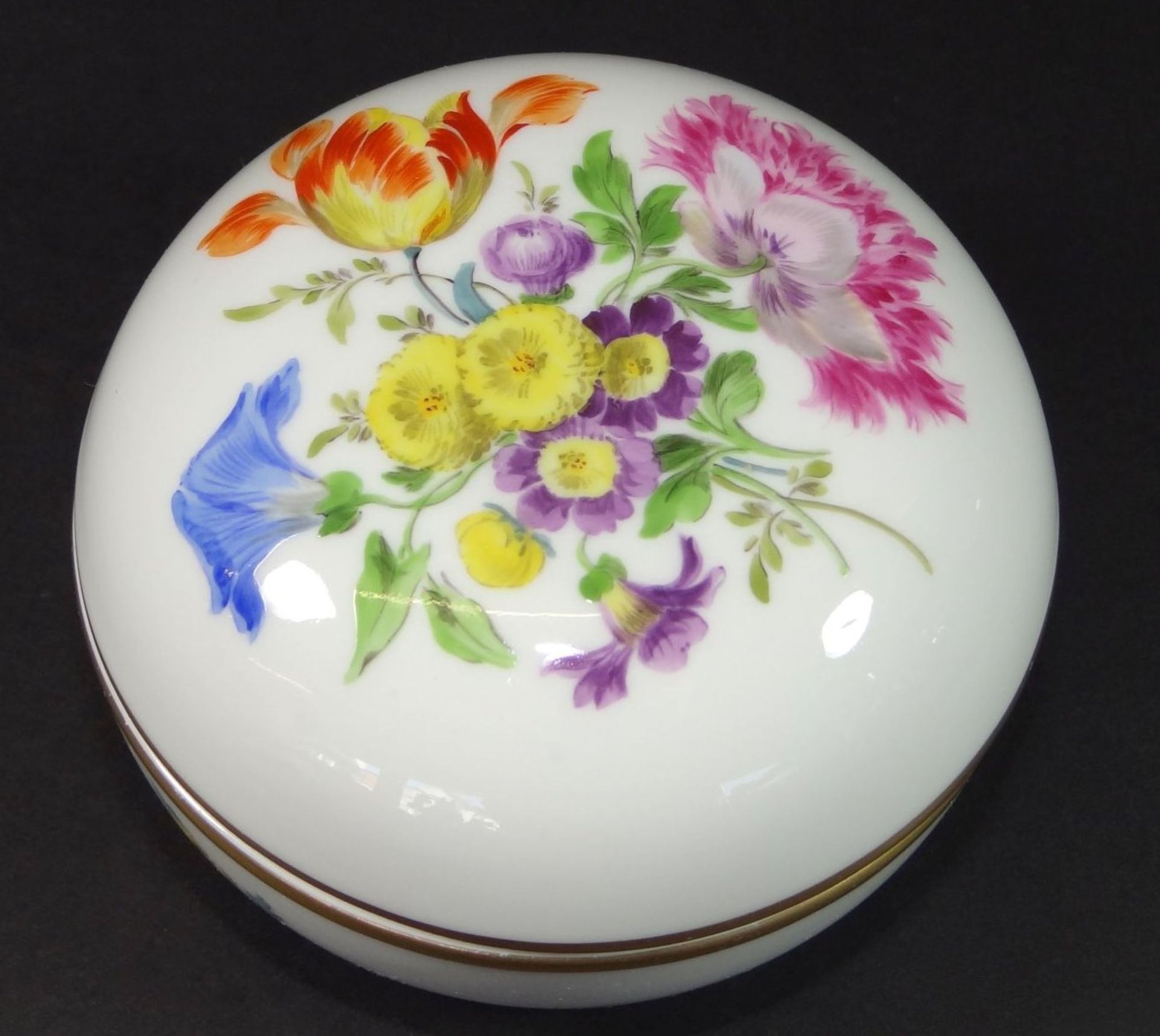 Deckeldose "Meissen" Blumenmalerei Schwertermarke durchschliffen, H-6,5 cm, D-9 cm