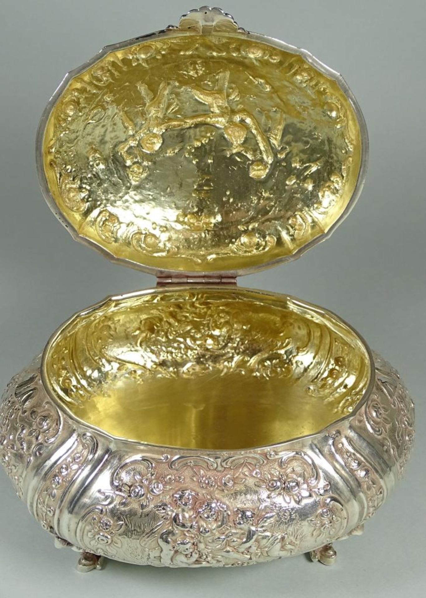 Zuckerdose,wohl Hanau um 1900,Putti Darstellung,800er Silber, H-7,5cm,14x12cm,317gr. - Bild 4 aus 5