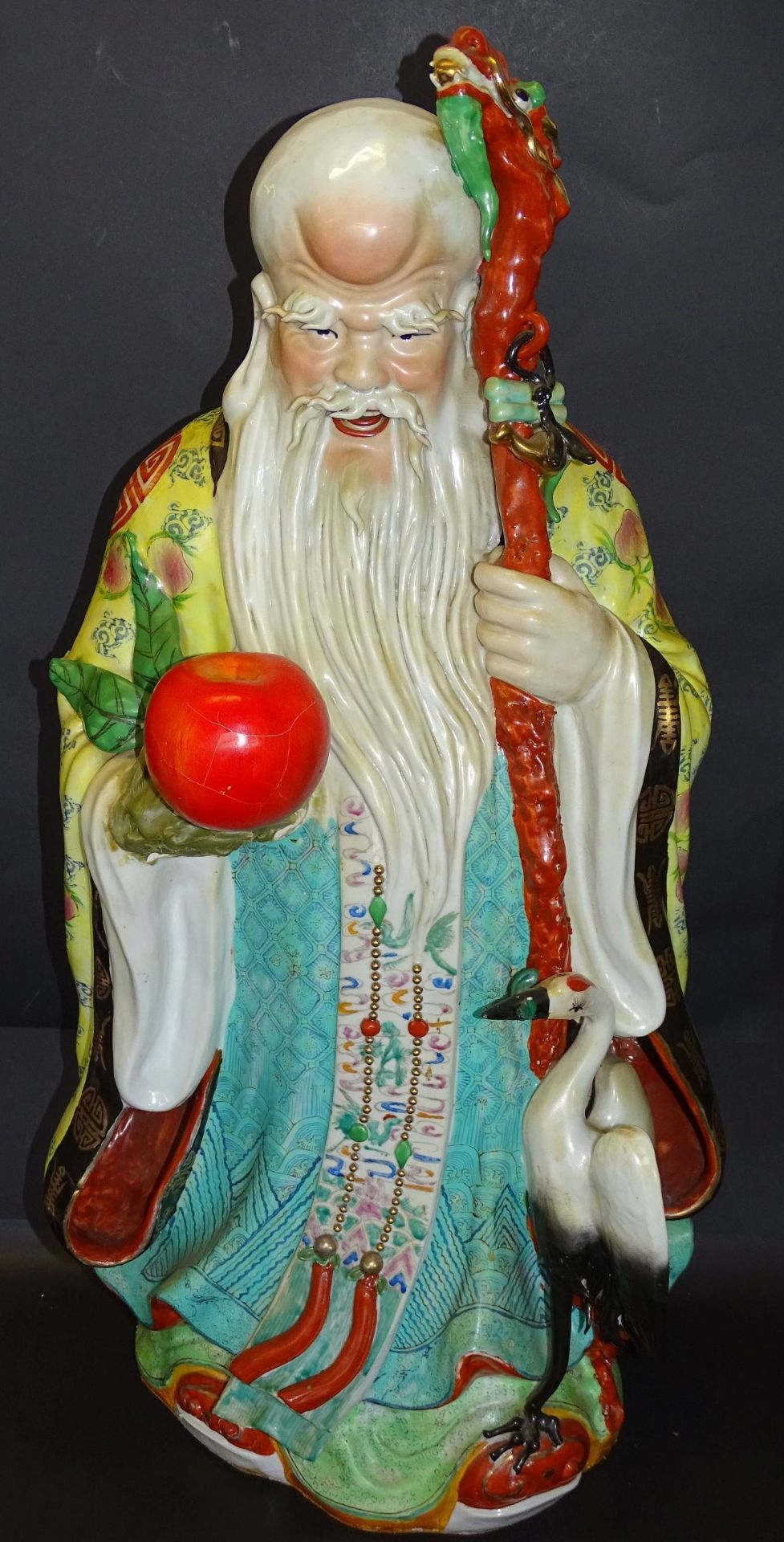 grosse Figur eines Chinesen, bemalt, H-77 cm, B-40 cm, eine Hand schlecht restauriert und