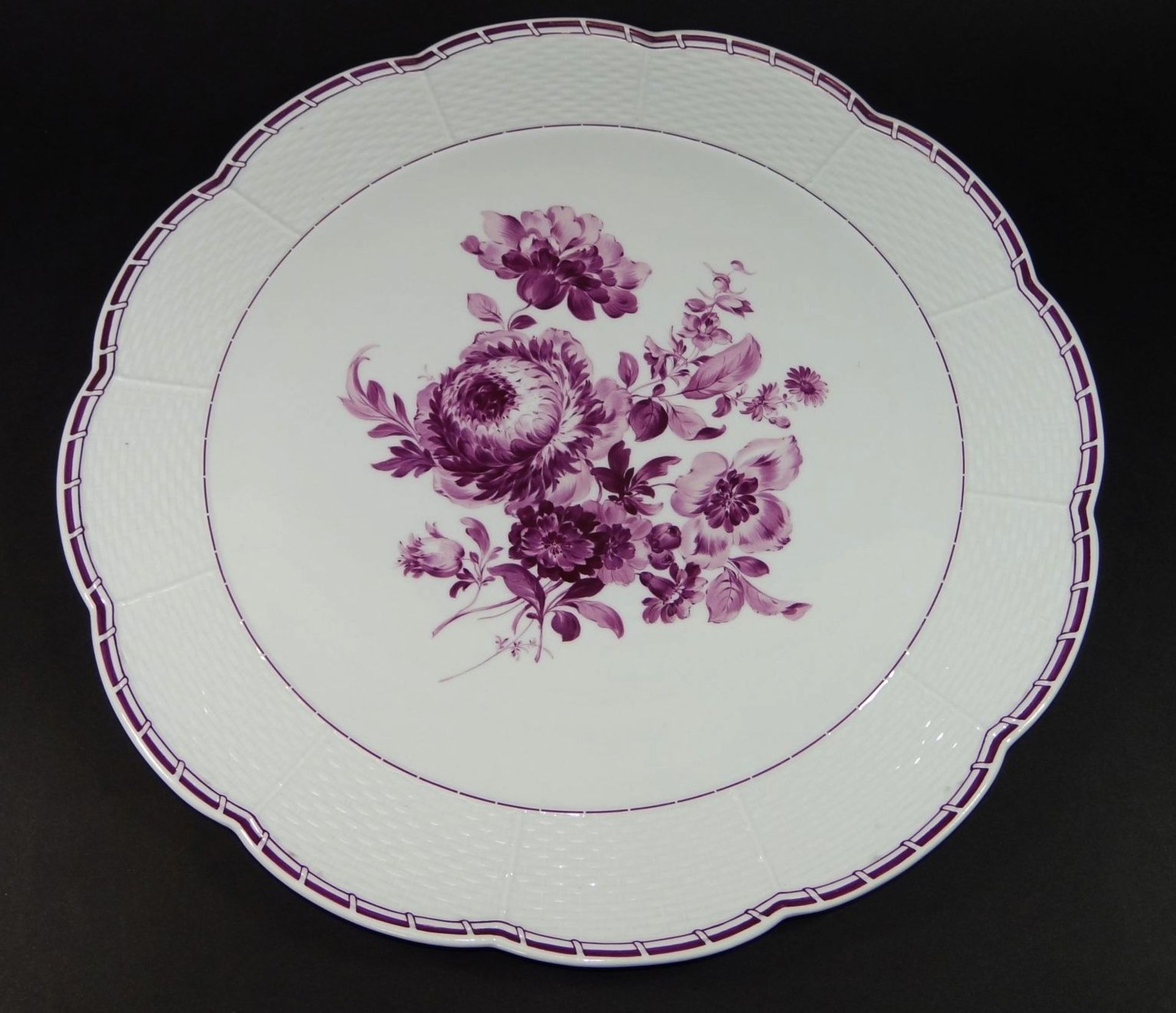 gr. Tortenplatte mit lila Blumen "Meissen" Schwertermarke mit Punkt, 1.Wahl, D-37 cm