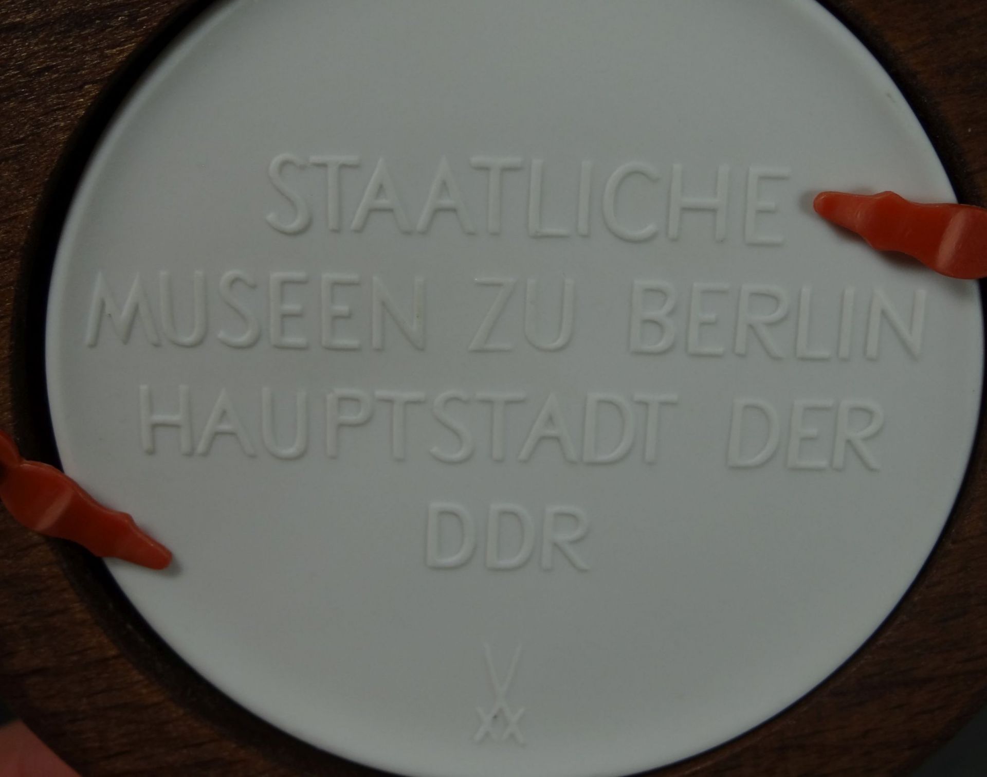 kl. Meissen Plakette "Staatliche Museen zu Berlin", Holzrahmen, D-8,5 cm - Bild 4 aus 4