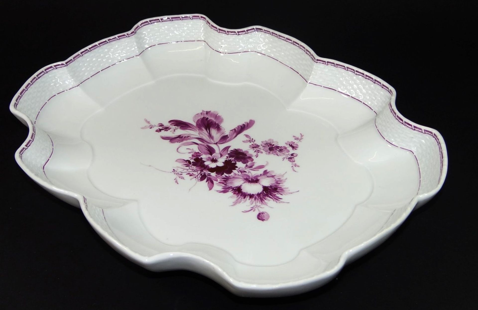 geschwungene Schale mit lila Blumen "Meissen" Schwertermarke mit Punkt, 1.Wahl, 29x23 cm, H-4,5 cm - Bild 3 aus 5