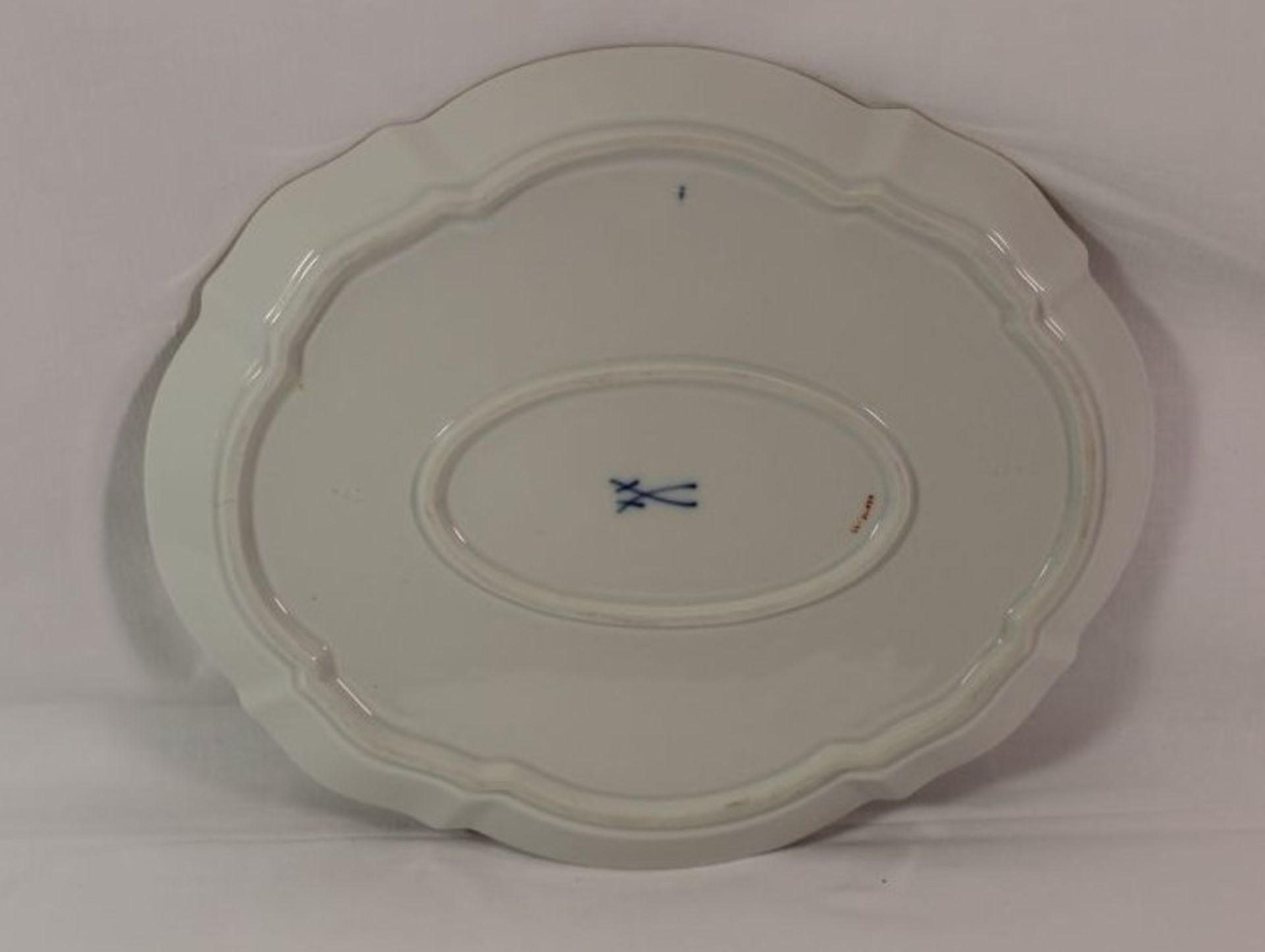 ovale Platte, Meissen, Schwertermarke, Blumenbemalung, 2x Schleifstriche, 27 x 23cm. - Bild 2 aus 2