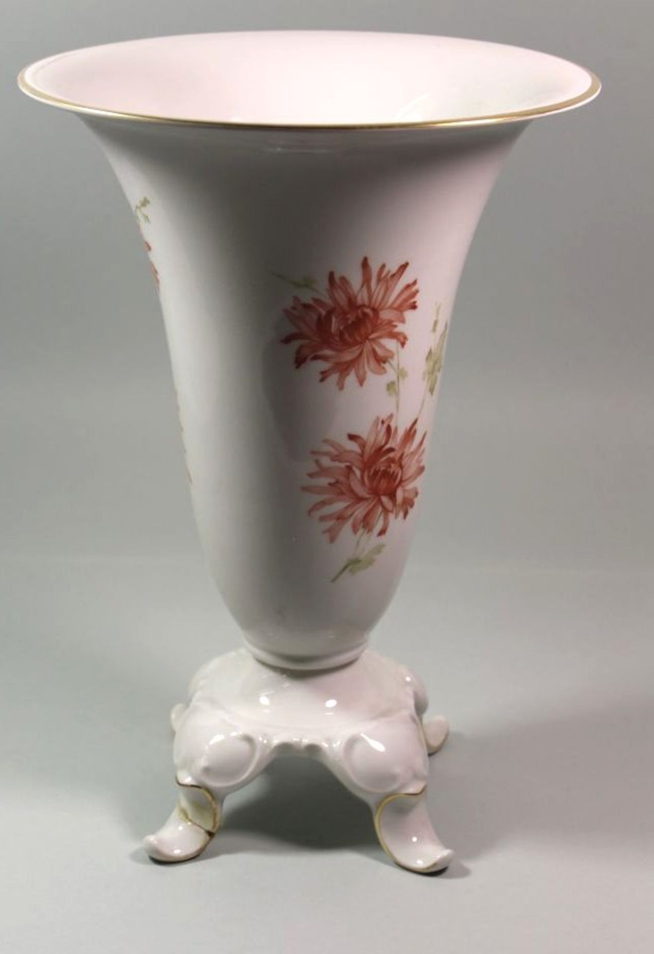 hohe Vase auf 4 Füssen "Hutschenreuther", florales Dekor, 1x Fuss geklebt, H-28,5cm.