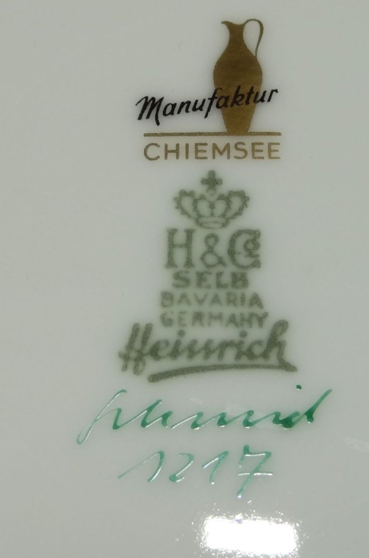 gr. Schale auf Standring, handgemalt, signiert "Schmid", Heinrich Porzellan, Manufaktur Chiemsee, - Bild 4 aus 4