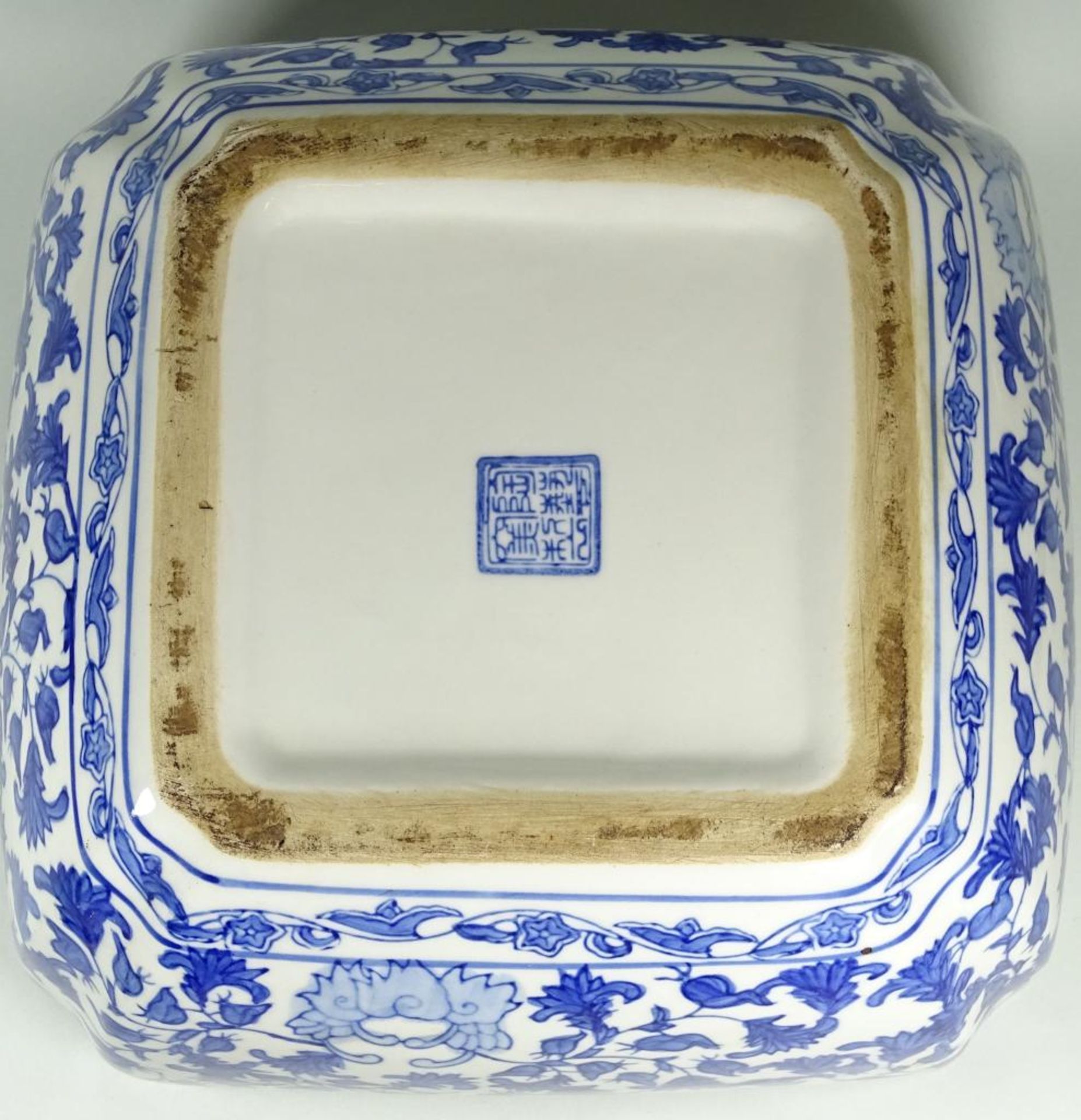 gr. China-Schale auf Holzsockel, Blaumalerei, , gemarkt, H-17 cm, 24x24 cm - Bild 7 aus 7