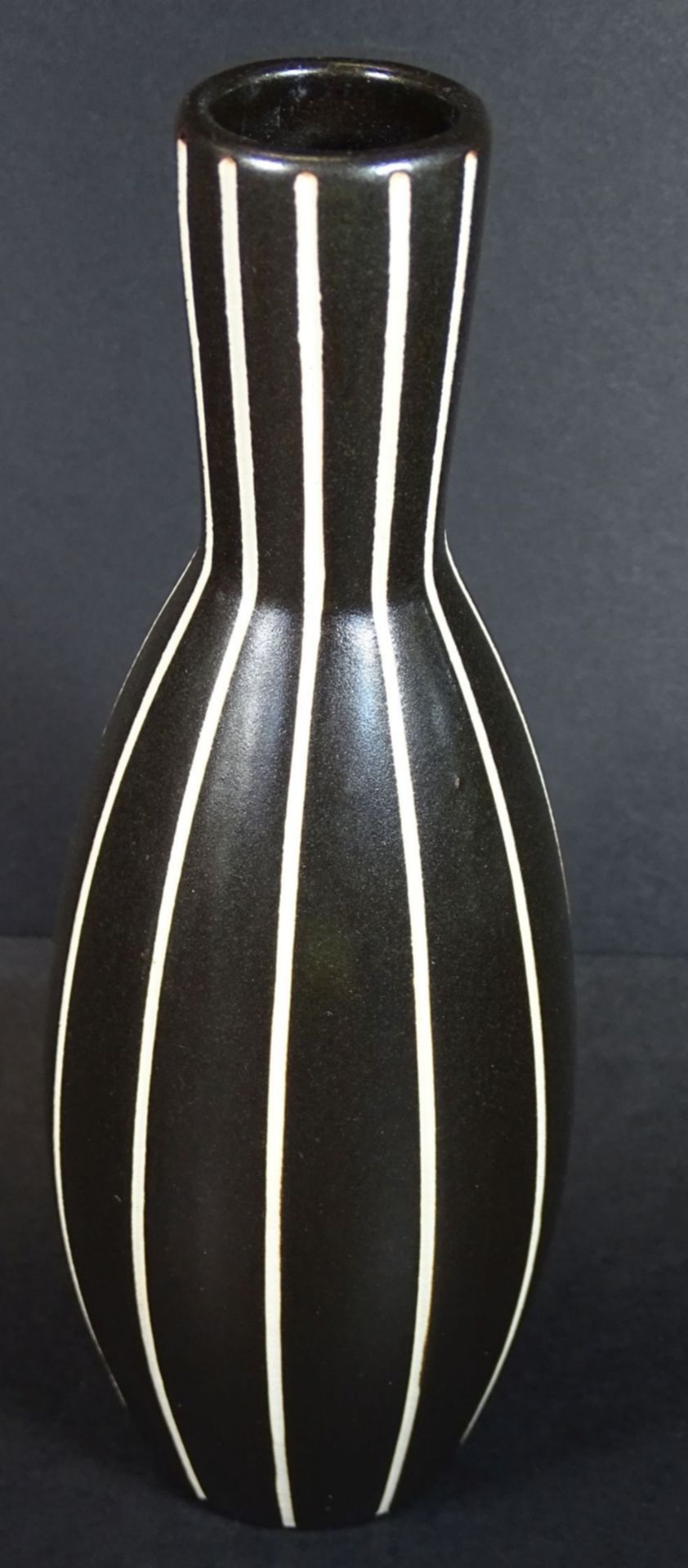 s/w Vase, in Boden signiert, H-20 cm