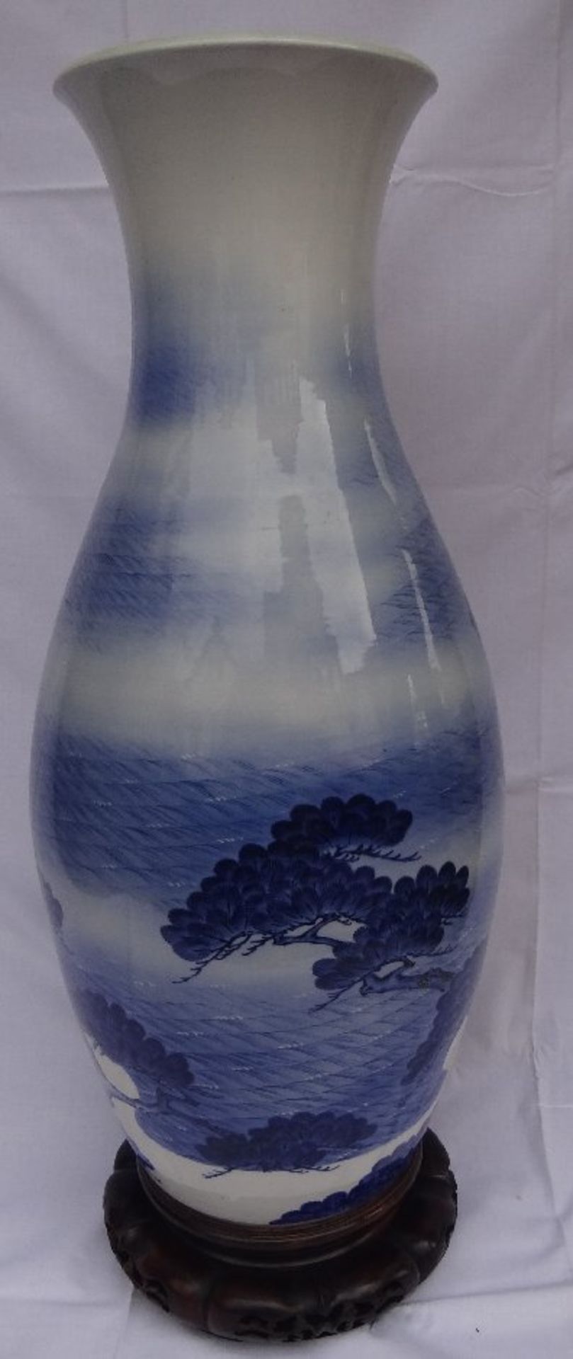 hohe Bodenvase, China, Landschafts-Blaumalerei, wohl 19.Jhd., auf 2-teiligen Holzsockel, H-90 cm, - Bild 3 aus 7