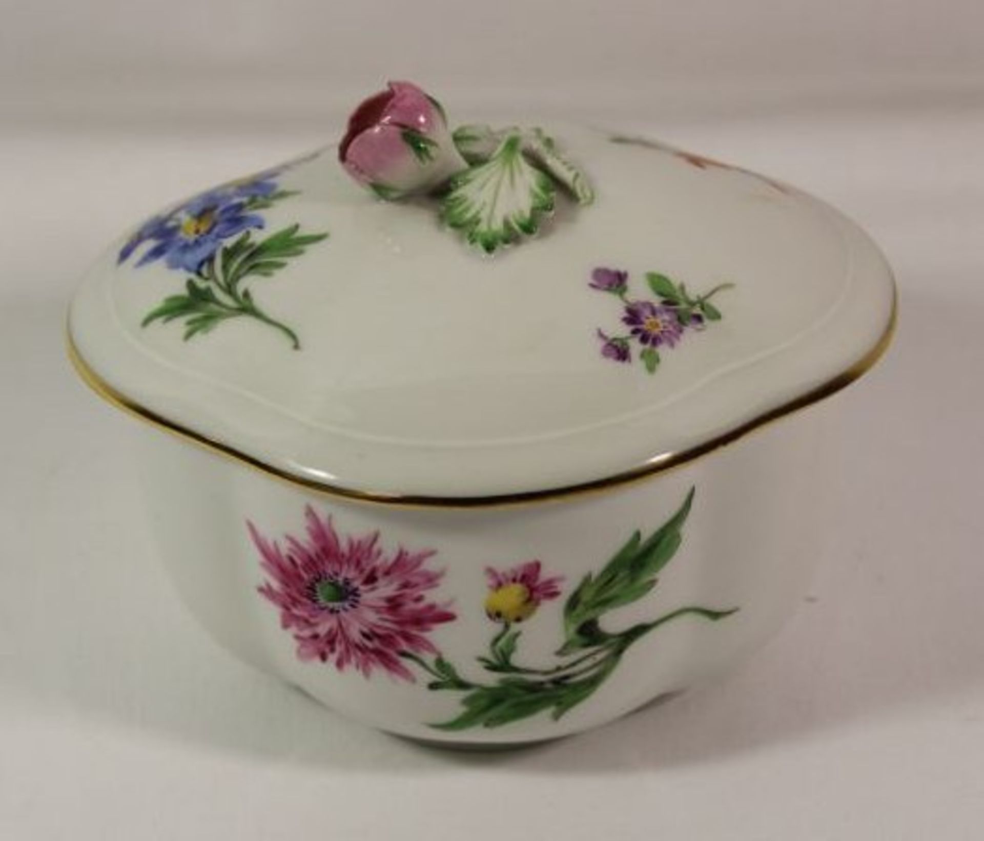 ovale Deckeldose Meissen, Schwertermarke, Blumenbemalung, 1. Wahl, Deckelblüte min. bestossen, H-9cm