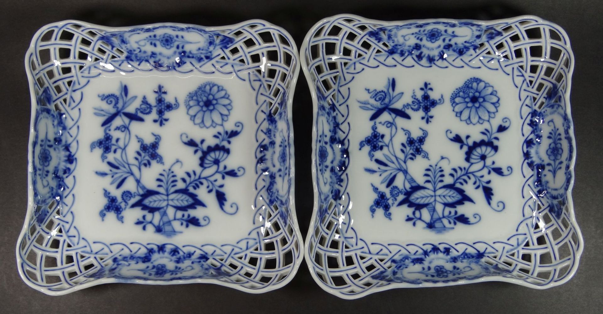 2x Zwiebelmuster-Schalen "Meissen", 19.Jhd., minimale Abplatzer , H-4 cm, 18x18 cm