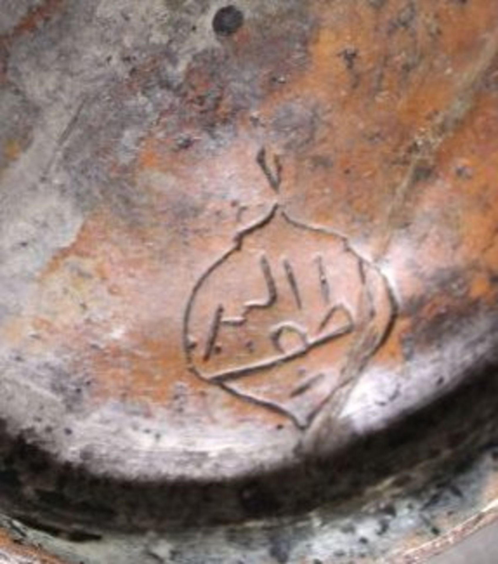 frühe Bronzeschale, Nordafrika, Boden mit Marke, Alters-u. Gebrauchsspuren, H-8,5cm D-18,5cm. - Bild 3 aus 3
