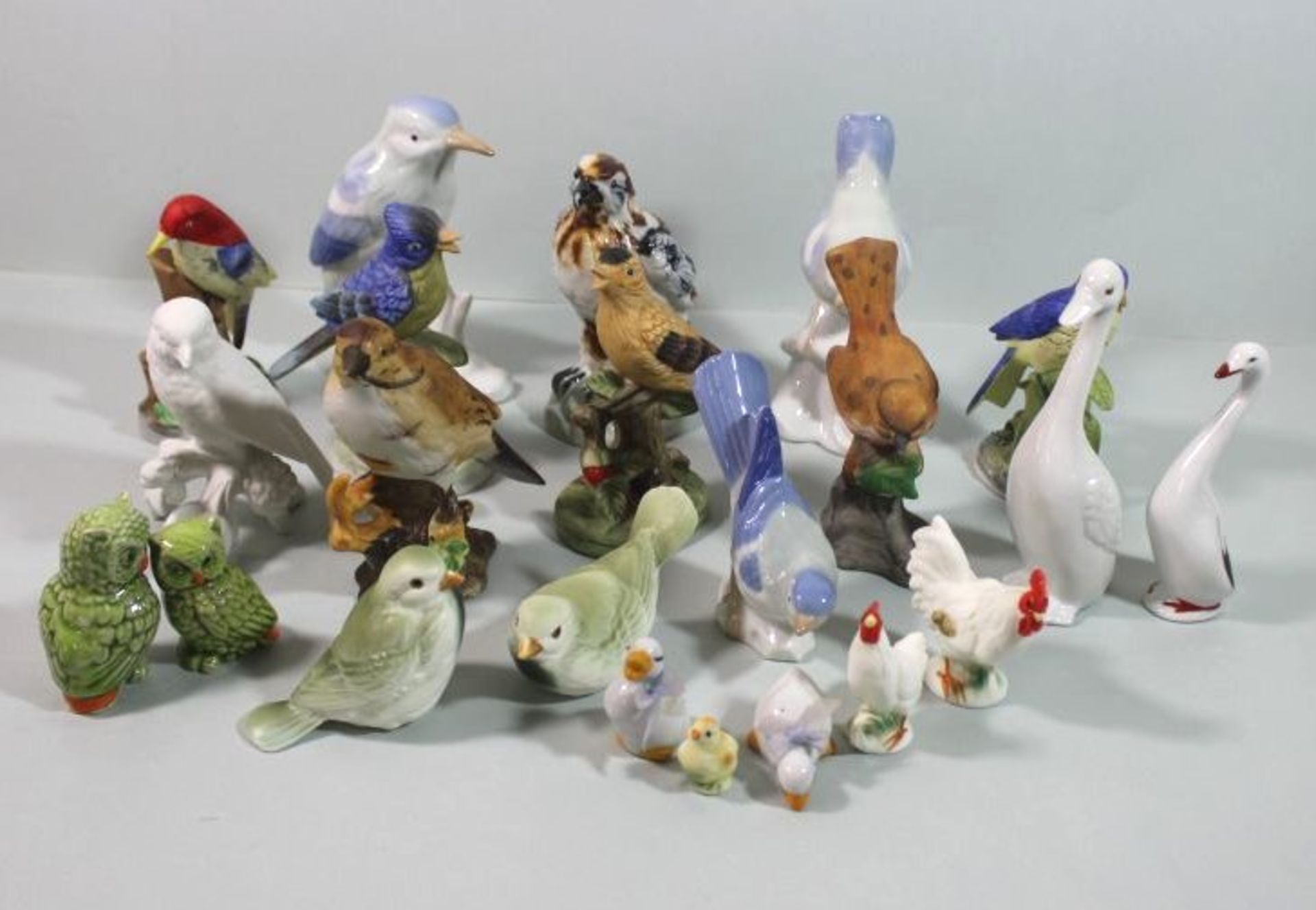 Konvolut von 22 div. Vogel-Figuren, ungemarkt, einige wenige mit min. Chips, Größte H-13cm