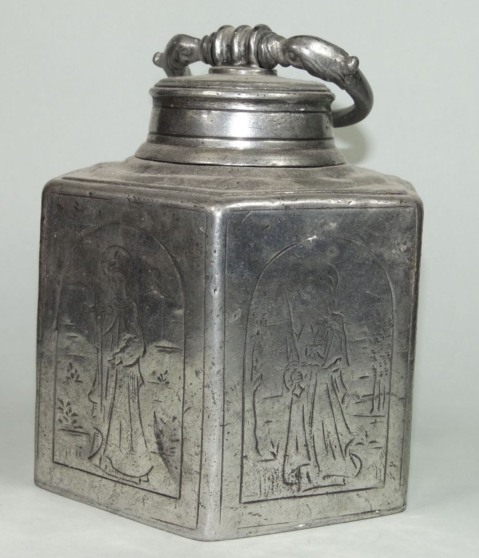 alte Zinn-Feldflasche, umlaufend Gravur, wohl Heilige, Engelmarke, Alters-u. Gebrauchsspuren, H-14 - Bild 4 aus 8