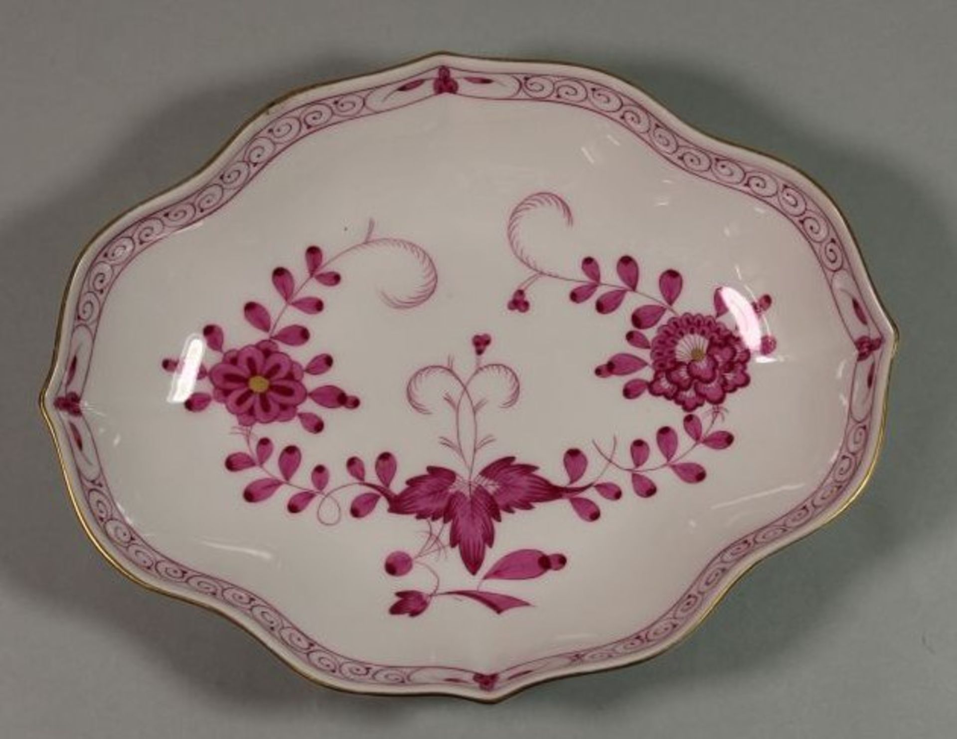 ovale Schale, Meissen, Schwertermarke, Purpurblumen, 2 Schleifstriche, H-3,5cm B-19cm T-14,5cm.