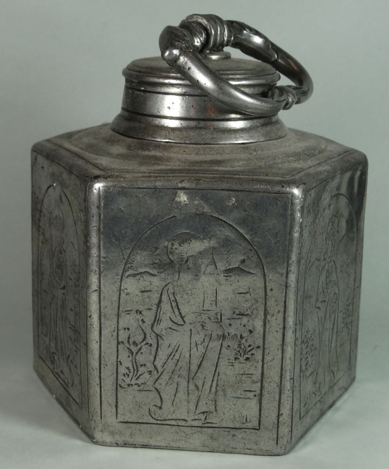 alte Zinn-Feldflasche, umlaufend Gravur, wohl Heilige, Engelmarke, Alters-u. Gebrauchsspuren, H-14 - Bild 6 aus 8