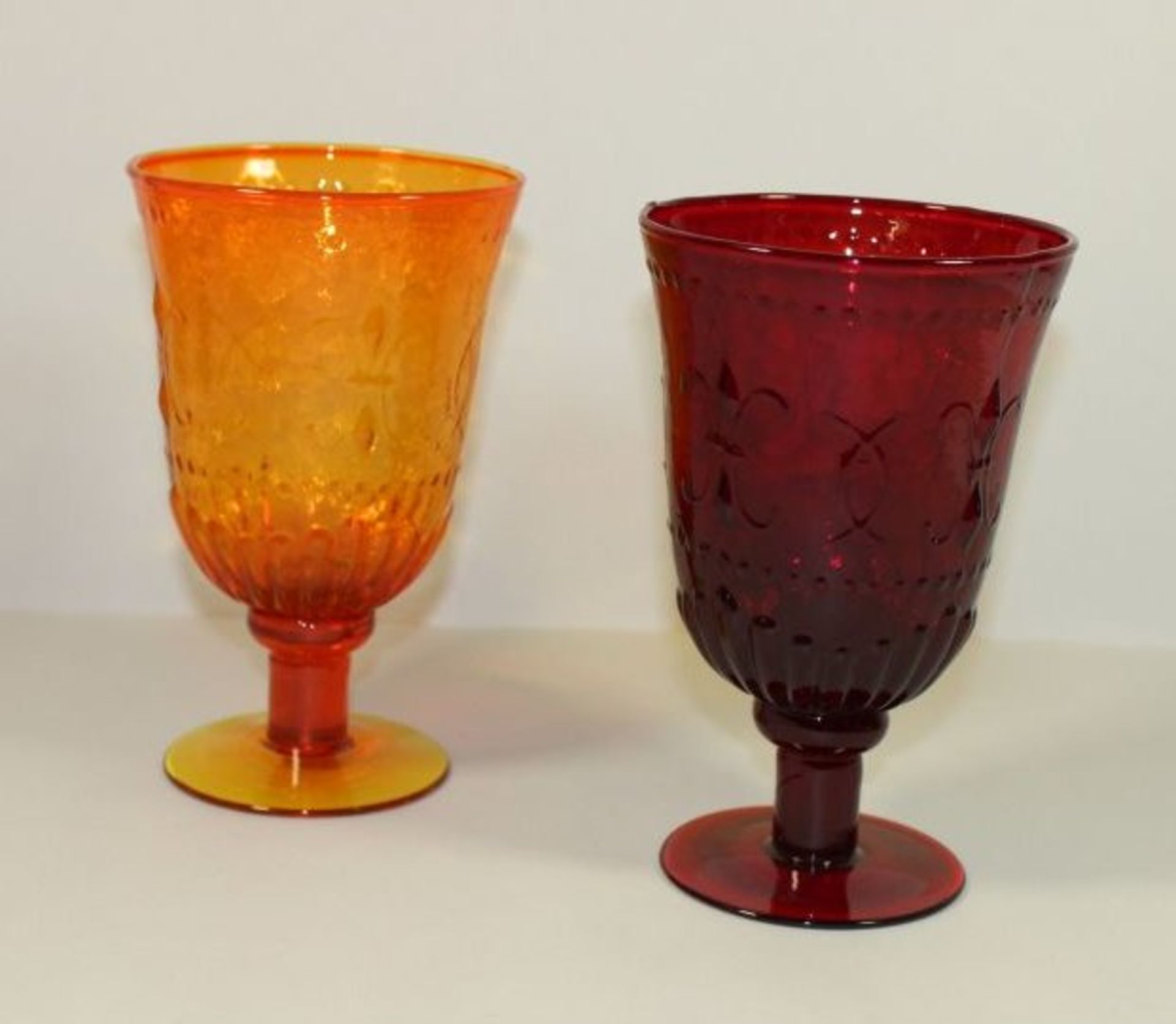 Paar gr. Pokalgläser, farbiges Glas, H-16cm. 1x innen Etikett "Papyrus", neuzeitl.