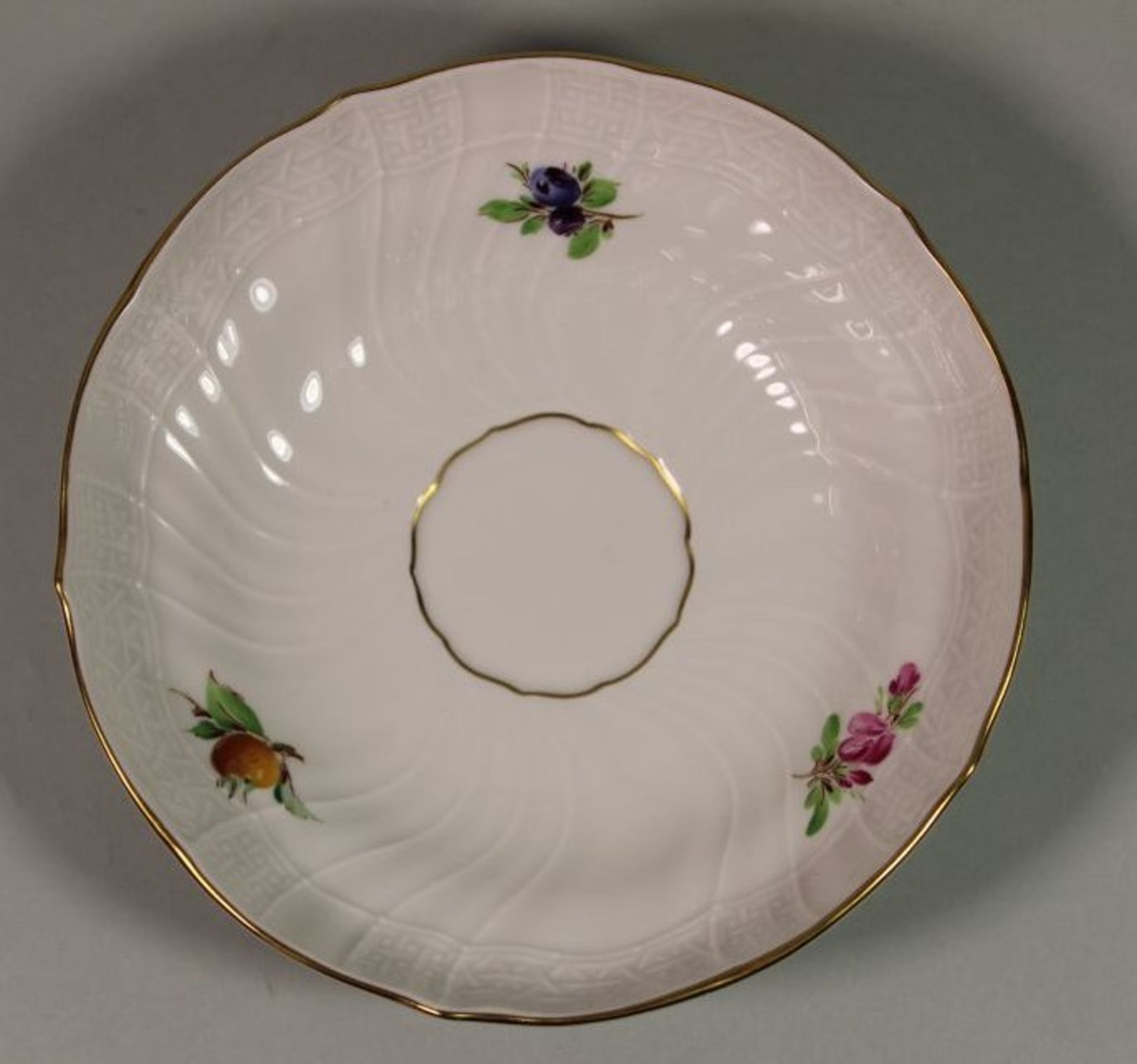 Untertasse, Meissen, Schwertermarke, florale Bemalung, 1 Schleifstrich, H-4cm D-14,5cm.