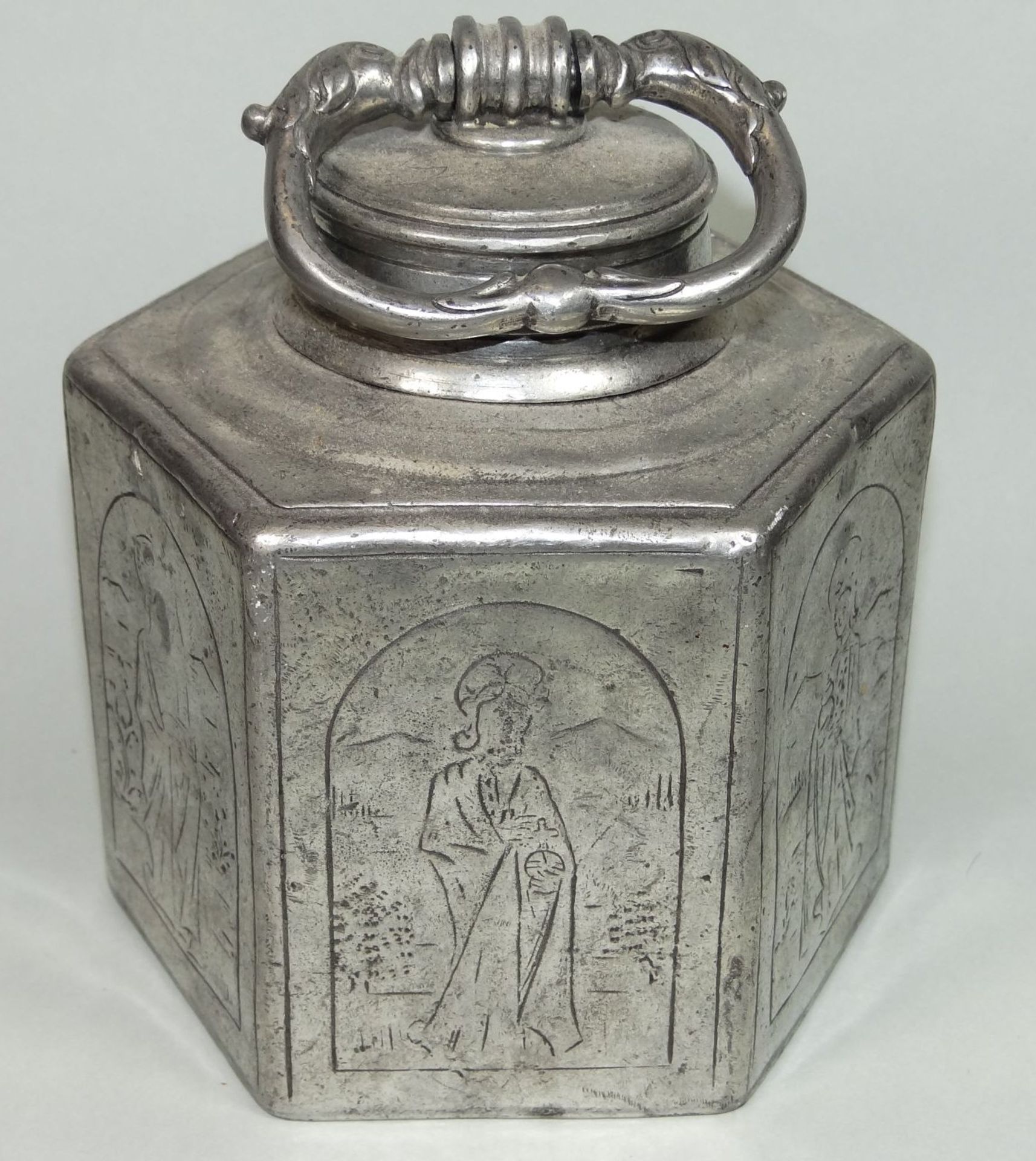alte Zinn-Feldflasche, umlaufend Gravur, wohl Heilige, Engelmarke, Alters-u. Gebrauchsspuren, H-14