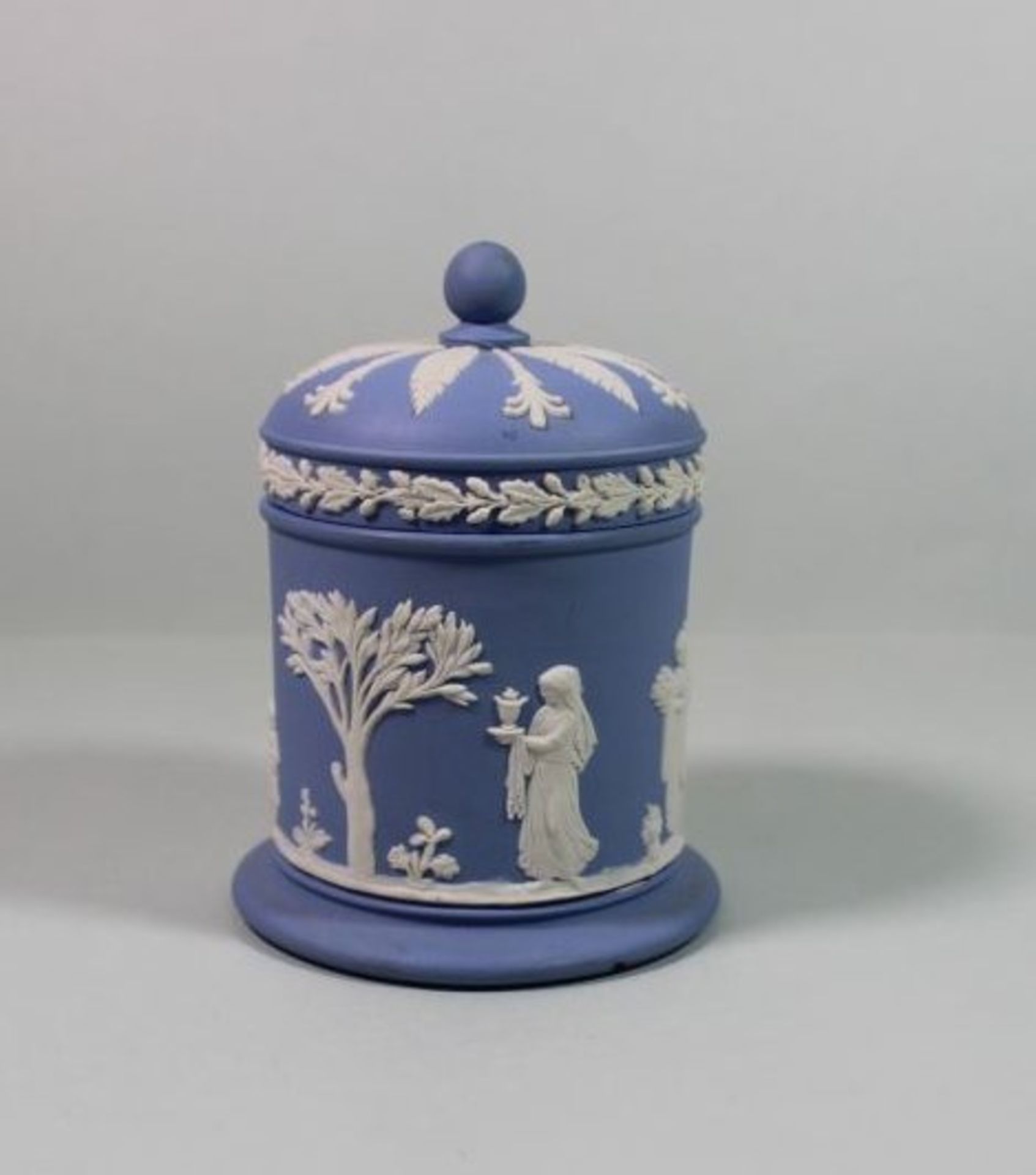 Zierdose, Wedgwood, umlaufend antikisierende Szenerie, H-11cm D-8cm.