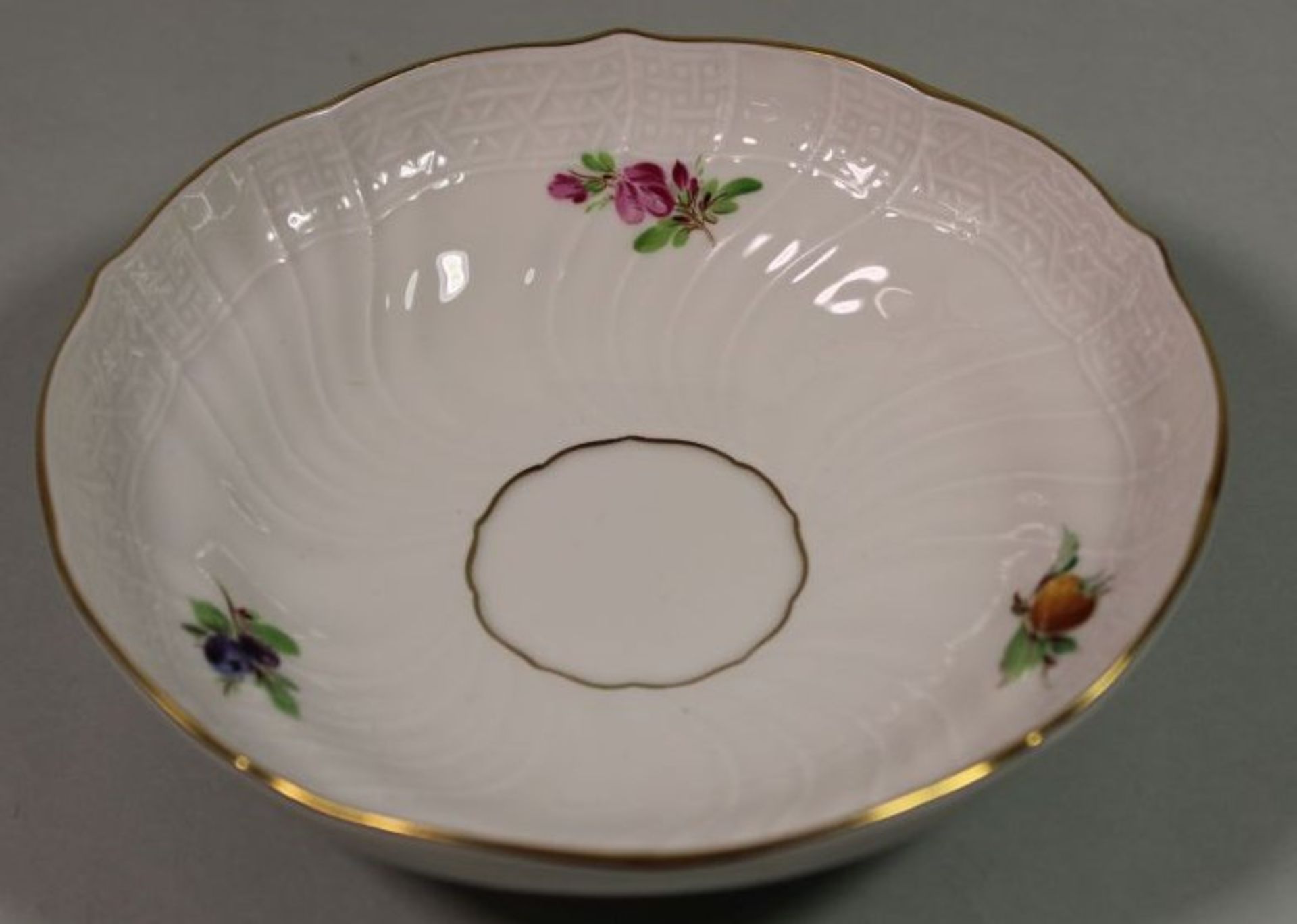 Untertasse, Meissen, Schwertermarke, florale Bemalung, 1 Schleifstrich, H-4cm D-14,5cm. - Bild 2 aus 4