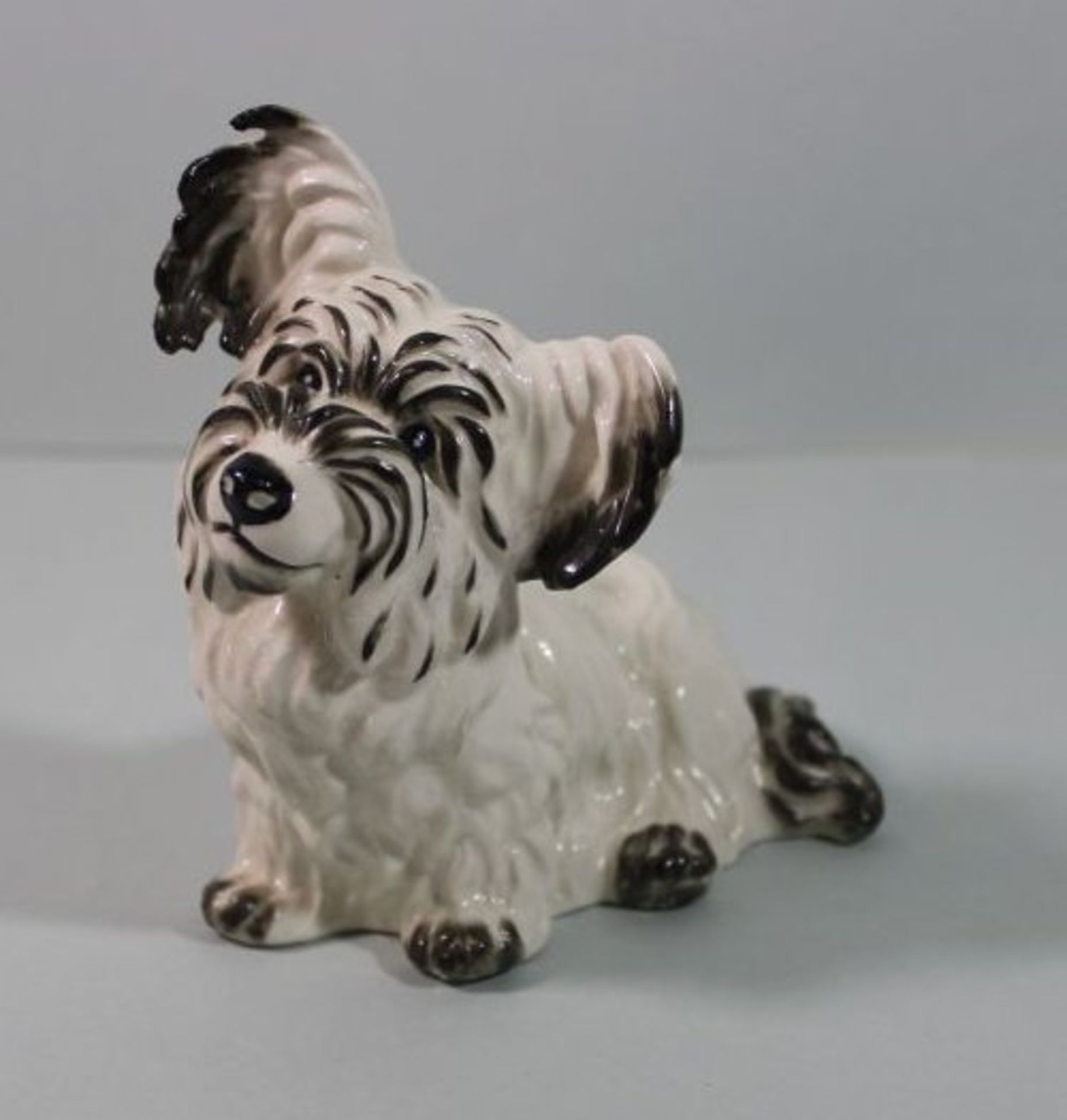 Hundefigur, Schierholz Plaue, um 1920, polychr. Bemalung in Unterglasurfarben, H-12cm.