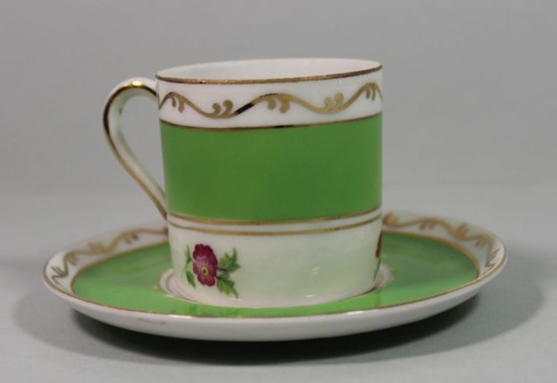 Moccatasse mit U.T., Tschechoslowakei, Gold-und Blumen, Tasse H-5,3cm.