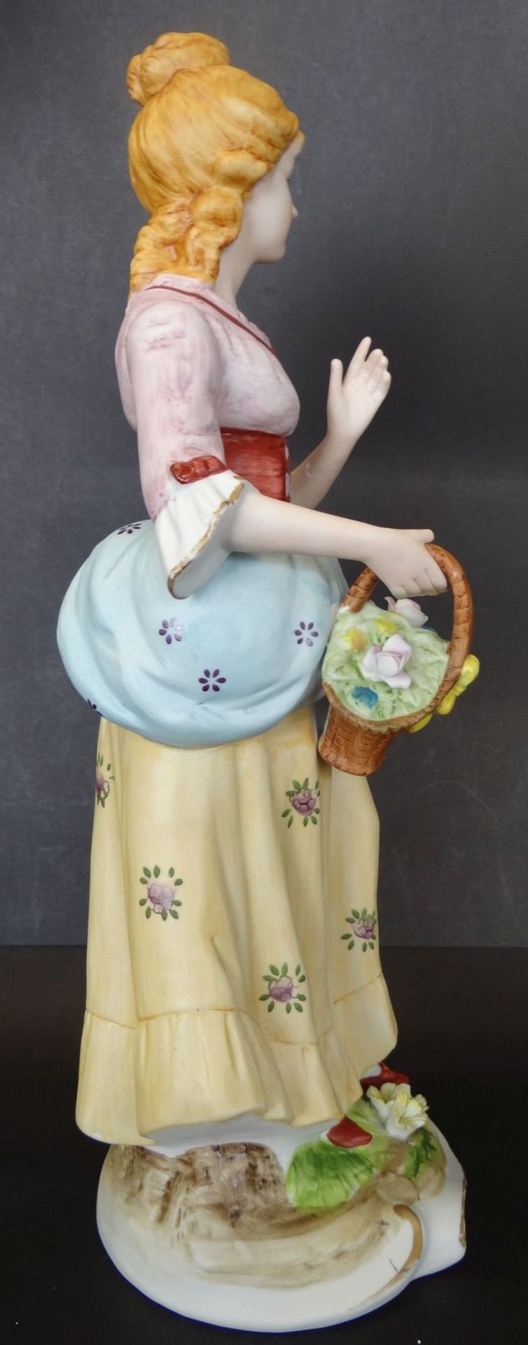 hohe Bisquitporzellan-Figur "Mädchen mit Blumenkorb", ein Daumen beschädigt, linke Hand geklebt, H- - Bild 3 aus 7