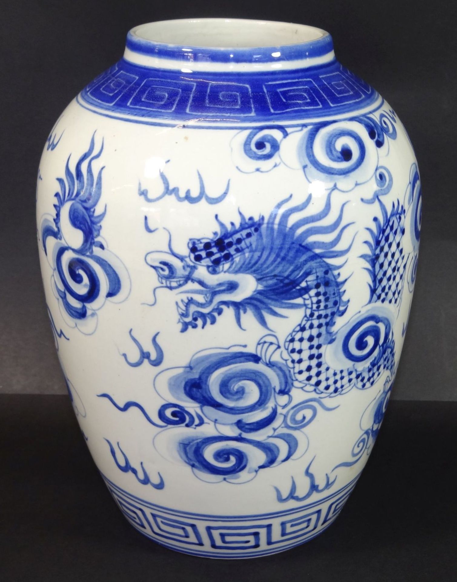 gr. Vase mit blauen Drachendekor, wohl China, H-25 cm