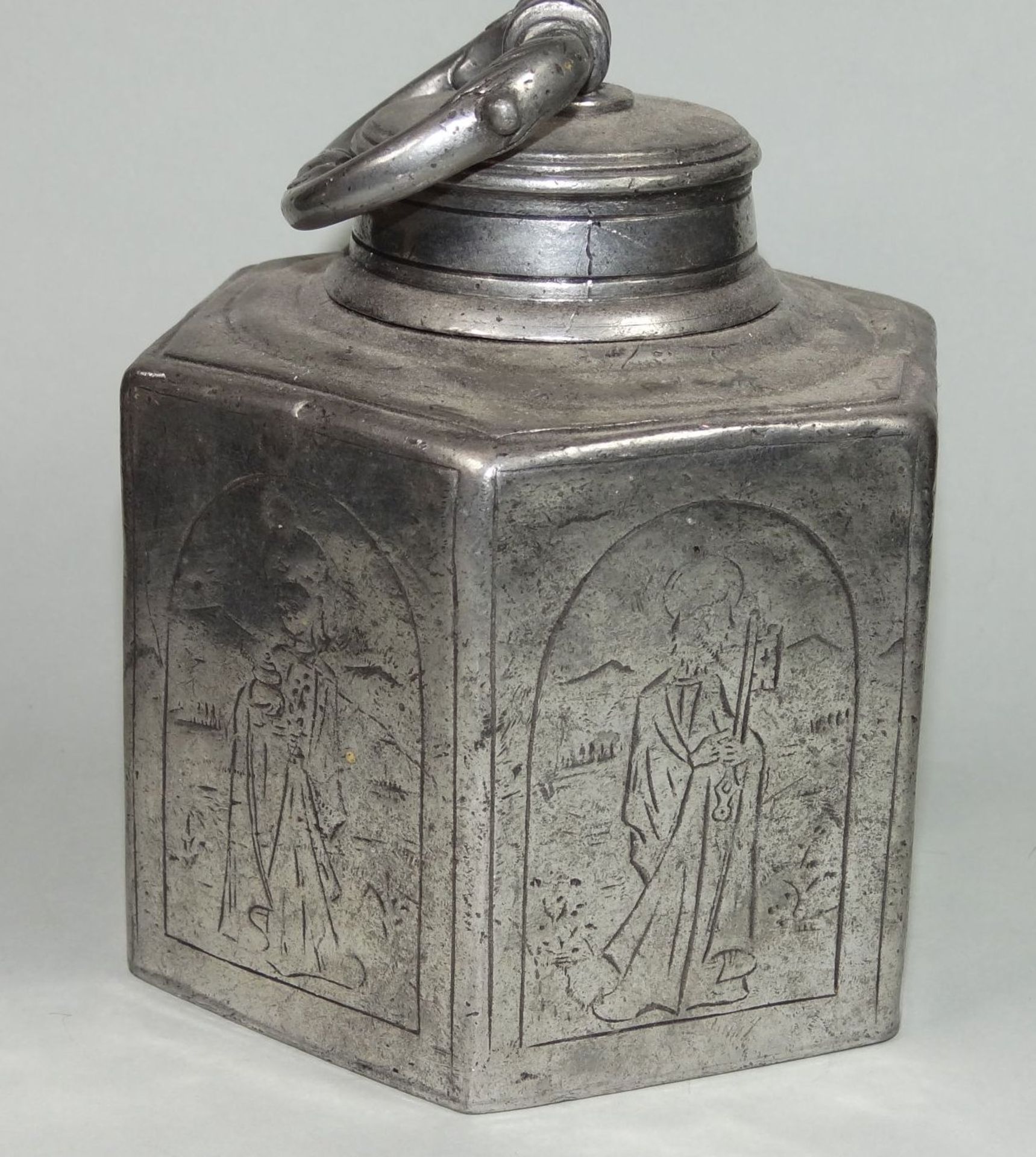 alte Zinn-Feldflasche, umlaufend Gravur, wohl Heilige, Engelmarke, Alters-u. Gebrauchsspuren, H-14 - Bild 3 aus 8