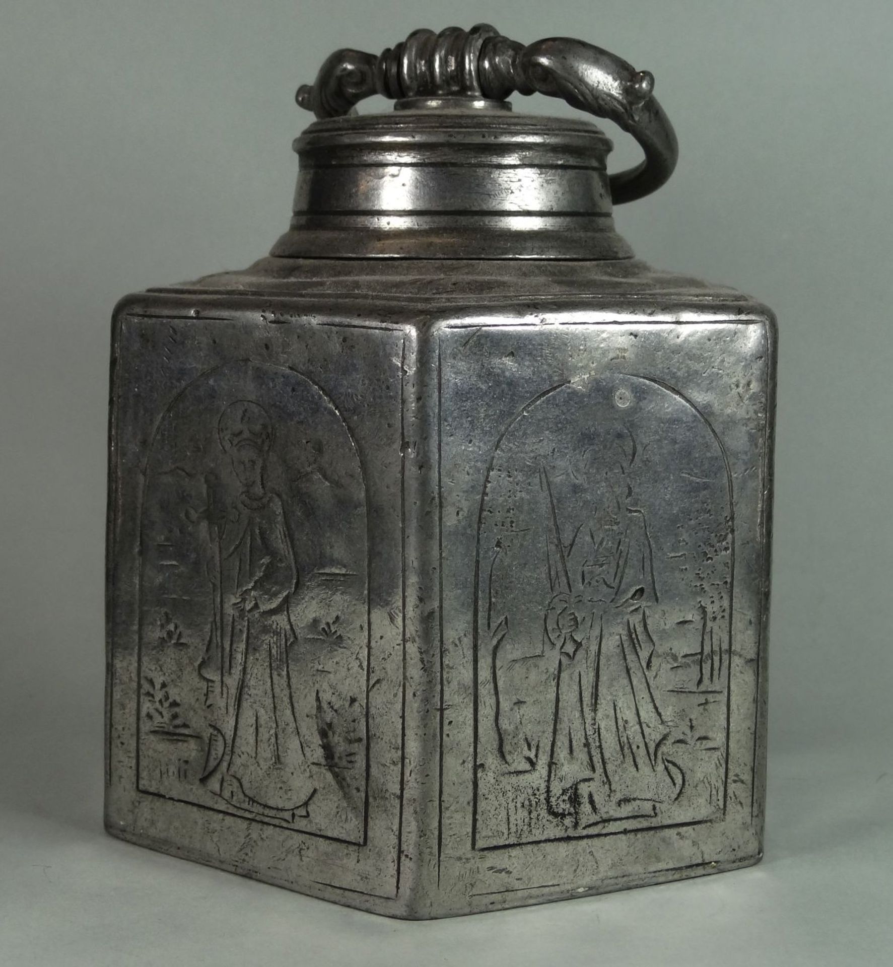 alte Zinn-Feldflasche, umlaufend Gravur, wohl Heilige, Engelmarke, Alters-u. Gebrauchsspuren, H-14 - Bild 5 aus 8