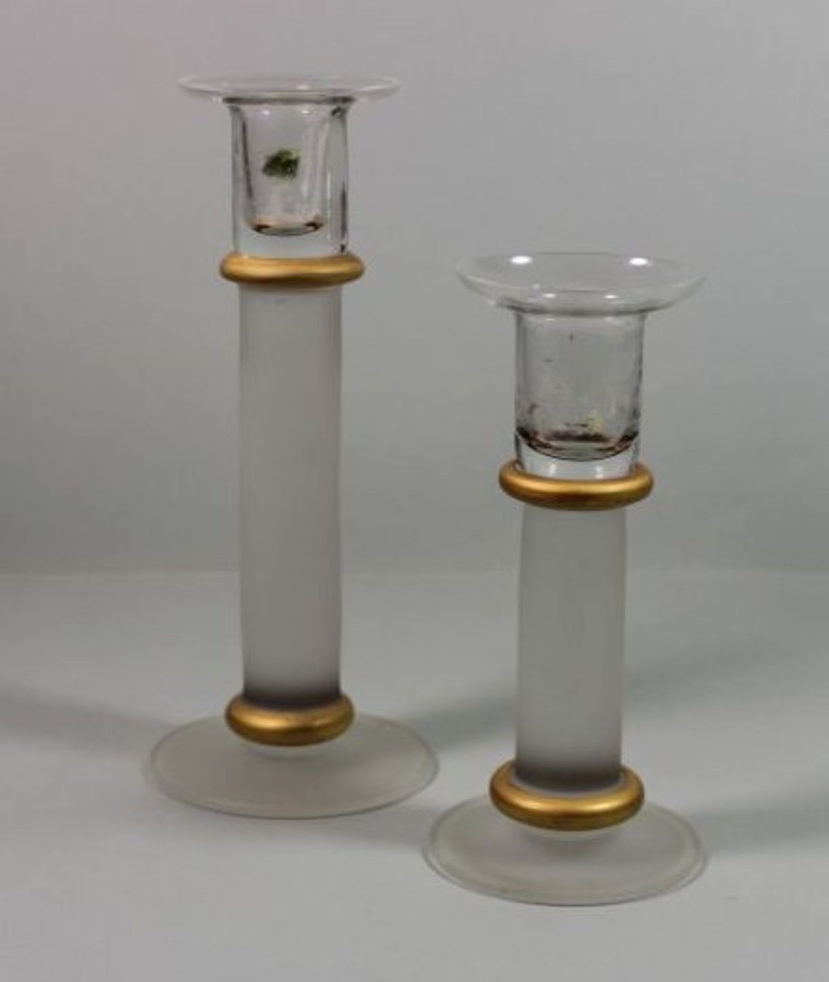 Paar Leuchter, satiniertes Glas, Goldstaffage, neuzeitl., H-21 und 16,5cm.