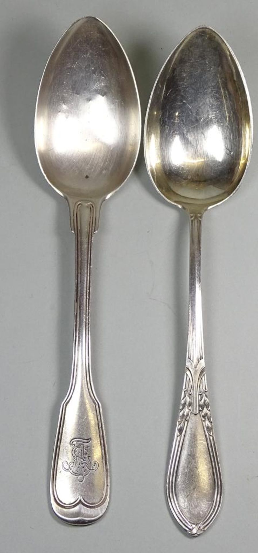 Zwei Esslöffel,Silber, ges.Gew. 121gr.L- 21,5cm,1x Augsburger Faden,Monogrammiert, 1x datiert 190