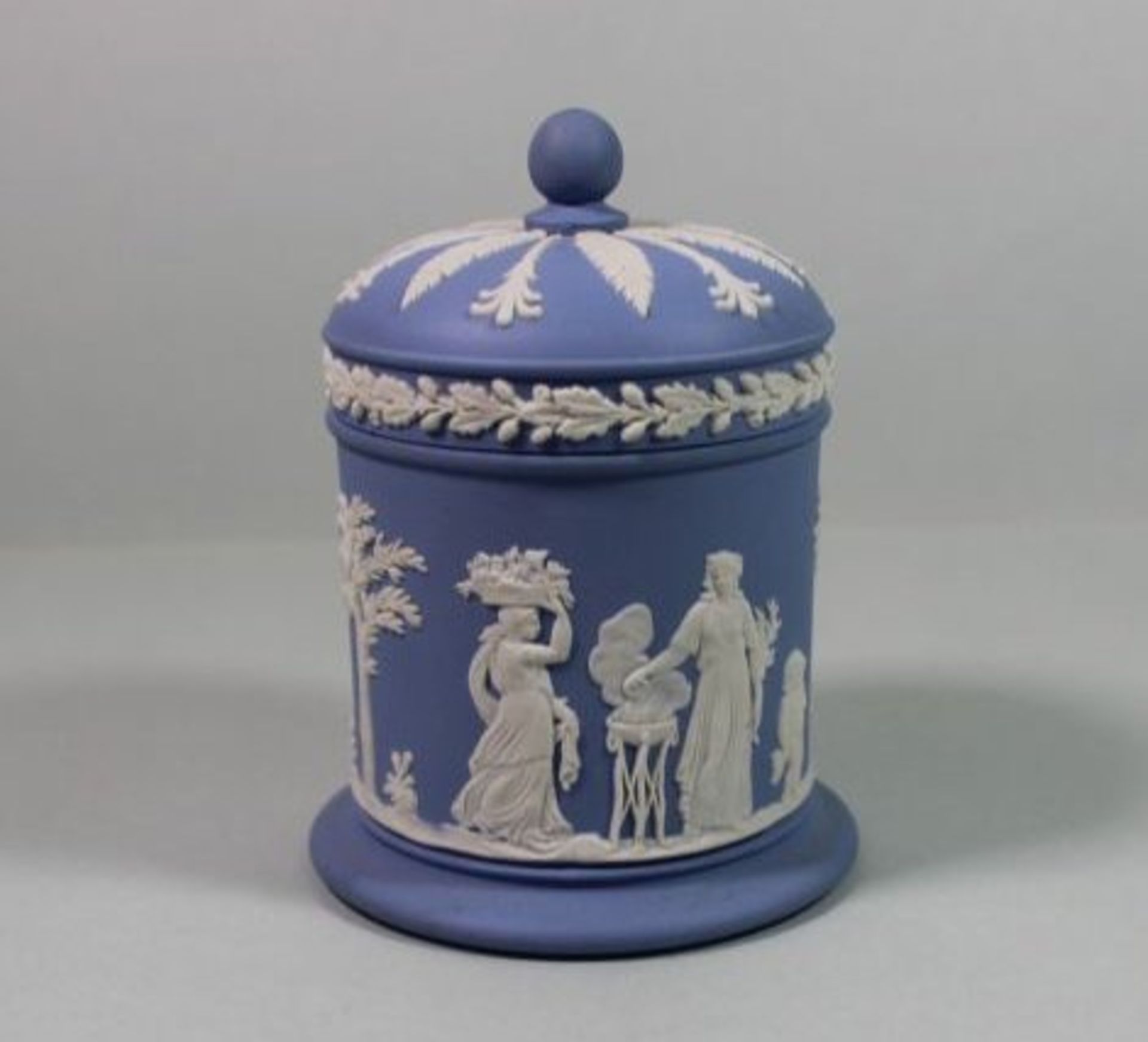 Zierdose, Wedgwood, umlaufend antikisierende Szenerie, H-11cm D-8cm. - Bild 2 aus 4