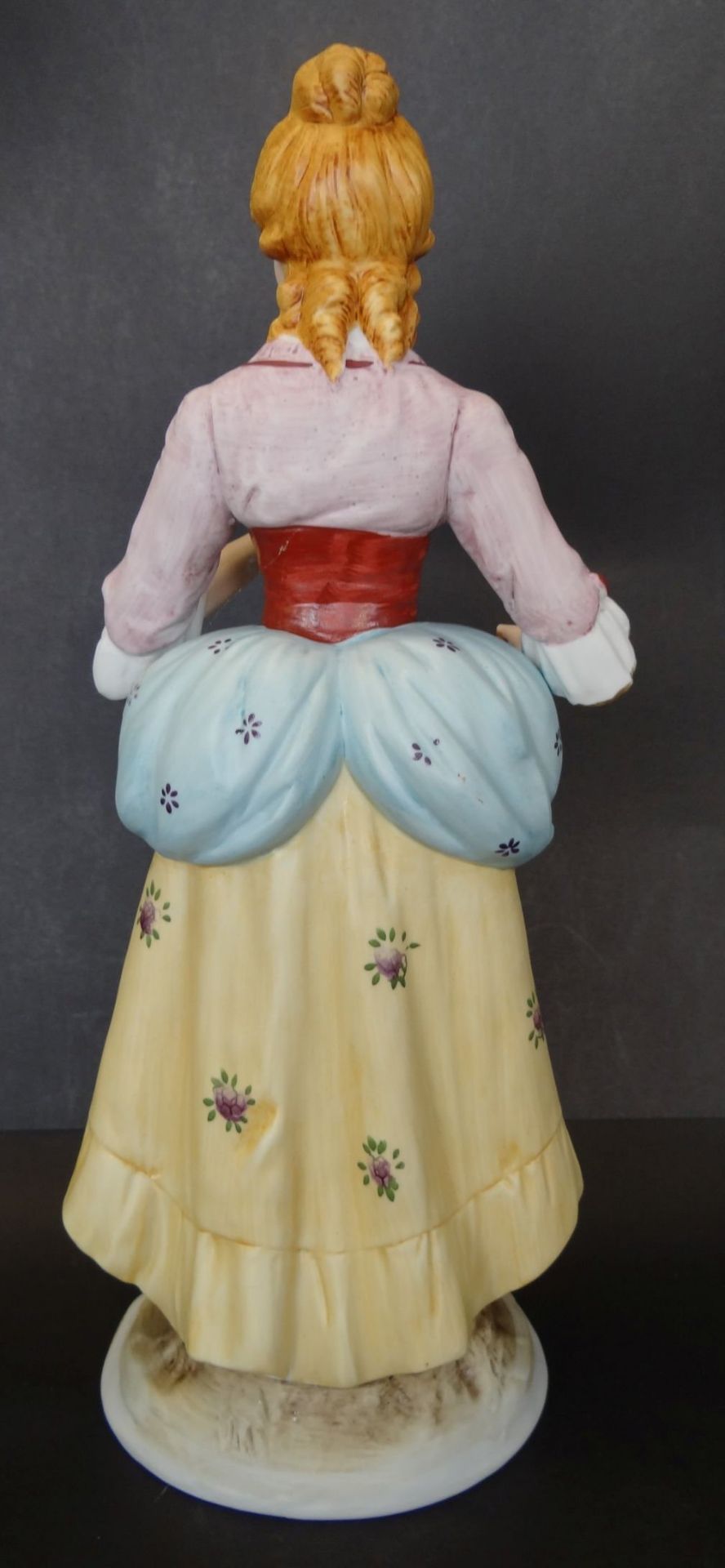hohe Bisquitporzellan-Figur "Mädchen mit Blumenkorb", ein Daumen beschädigt, linke Hand geklebt, H- - Bild 4 aus 7