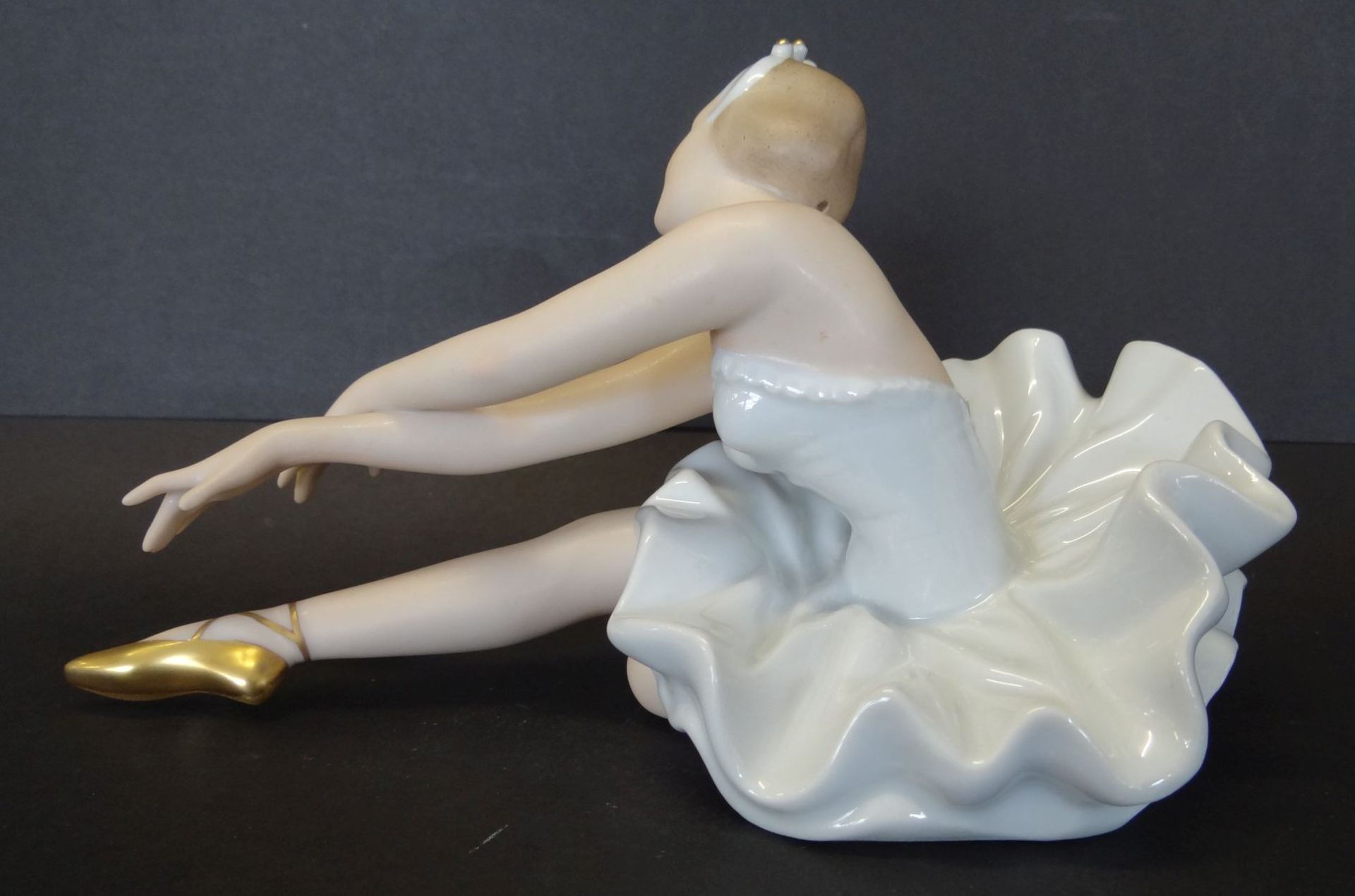 sitzende Ballerina von Wallendorf, Bemalt, H--10 cm, L-20 cm - Bild 4 aus 7