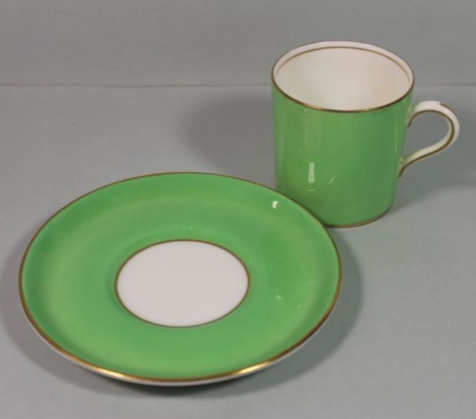 Moccatasse mit U.T., Aynsley, England, grün, Tasse H-5,3cm. - Bild 2 aus 3