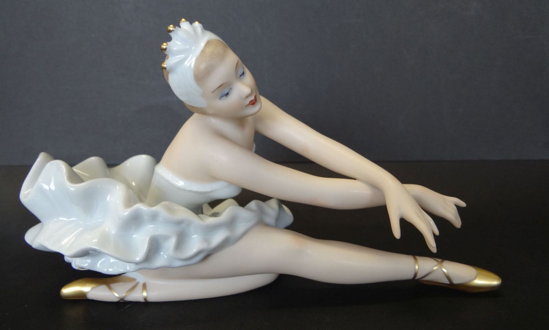 sitzende Ballerina von Wallendorf, Bemalt, H--10 cm, L-20 cm