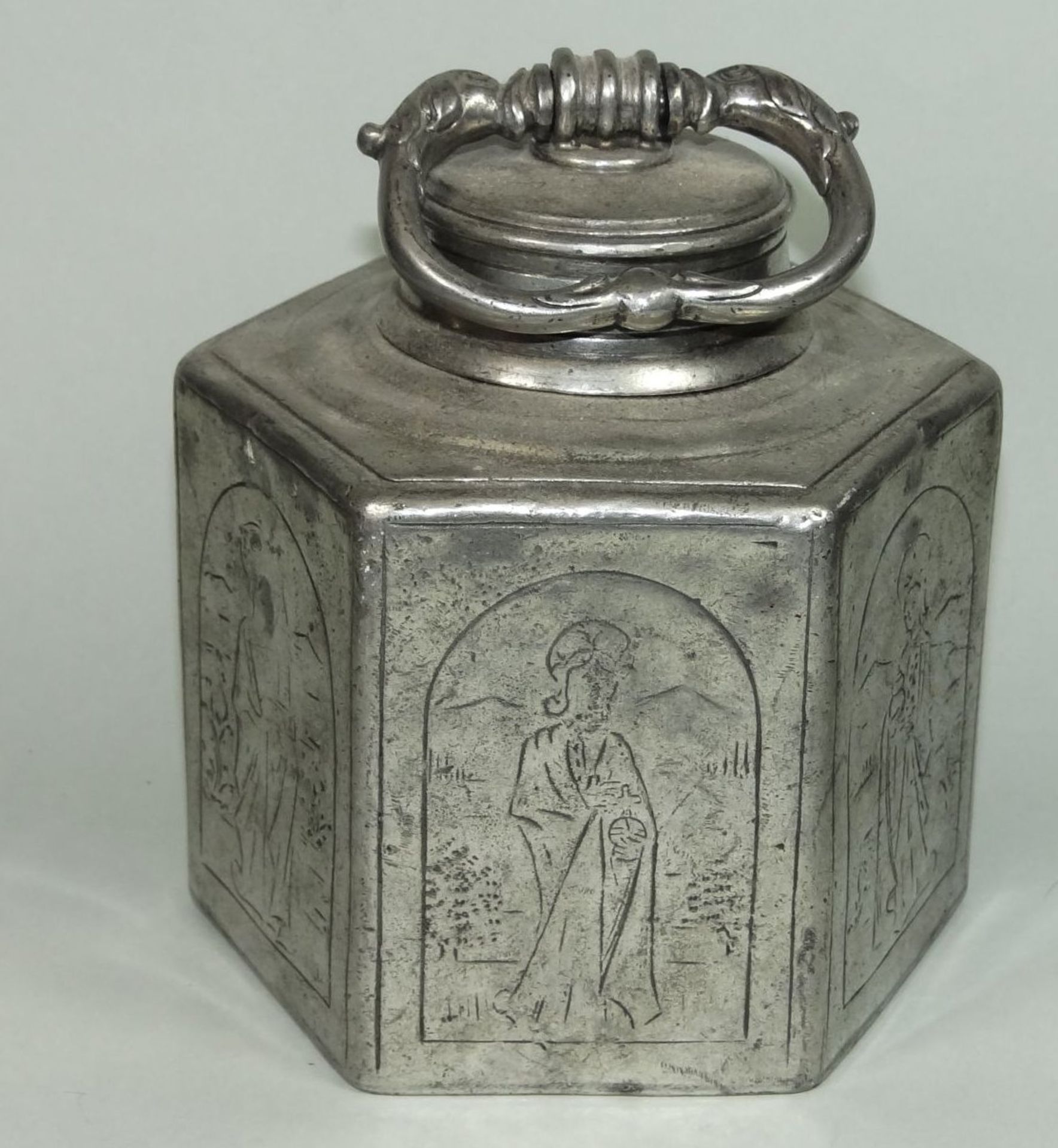 alte Zinn-Feldflasche, umlaufend Gravur, wohl Heilige, Engelmarke, Alters-u. Gebrauchsspuren, H-14 - Bild 2 aus 8