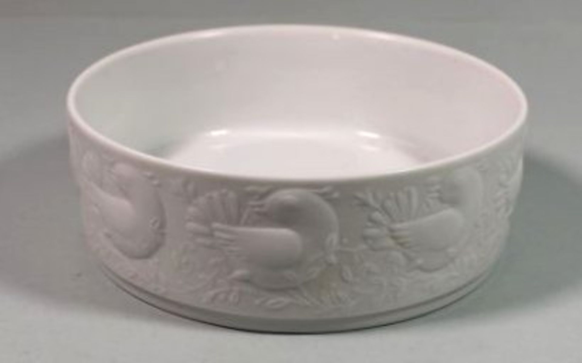 runde Schale, Rosenthal studio-line, umlaufend reliefiert, Design Björn Wiinblad, H-4,5cm D-12,5cm.