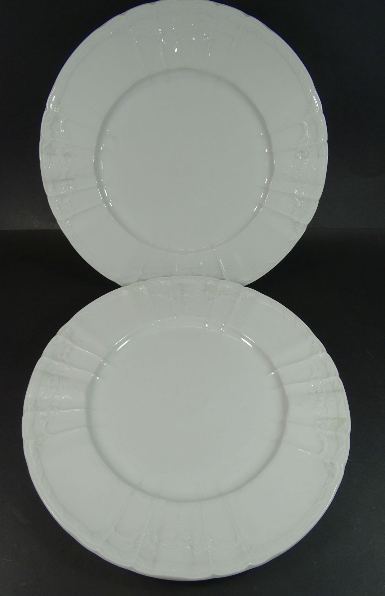 2 grosse Platzteller "KPM" Berlin, weiss mit Reliefdekor, D-28,5 cm, gut erhalten