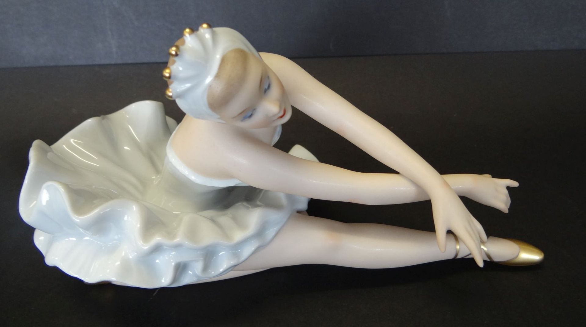 sitzende Ballerina von Wallendorf, Bemalt, H--10 cm, L-20 cm - Bild 2 aus 7