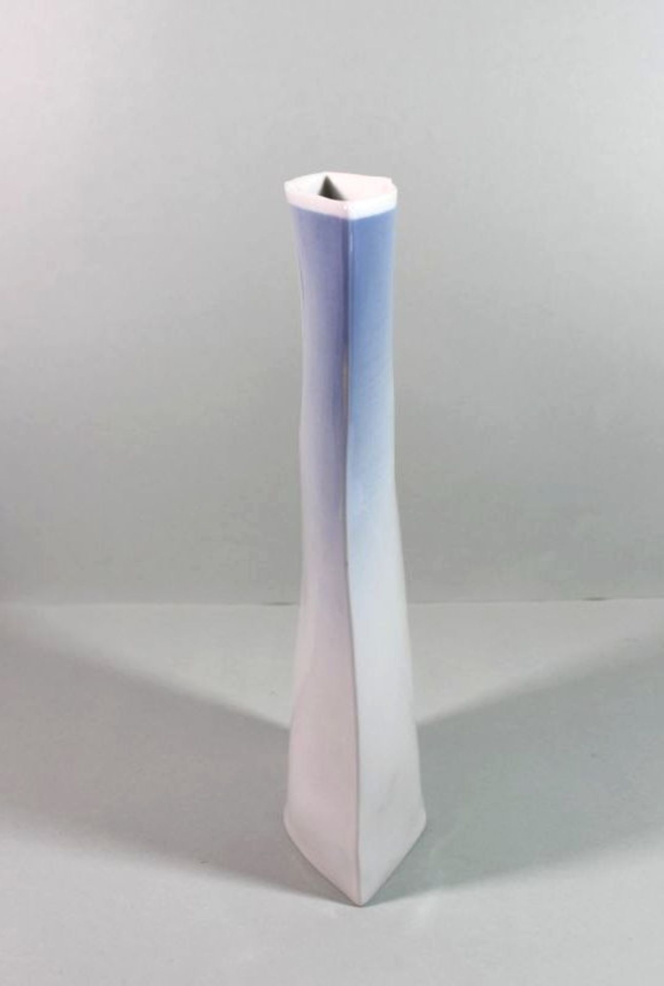 Design-Vase, Rosenthal studio-line, blau/weiß, leicht lüstrierend, signiert, H-24 - Bild 2 aus 3