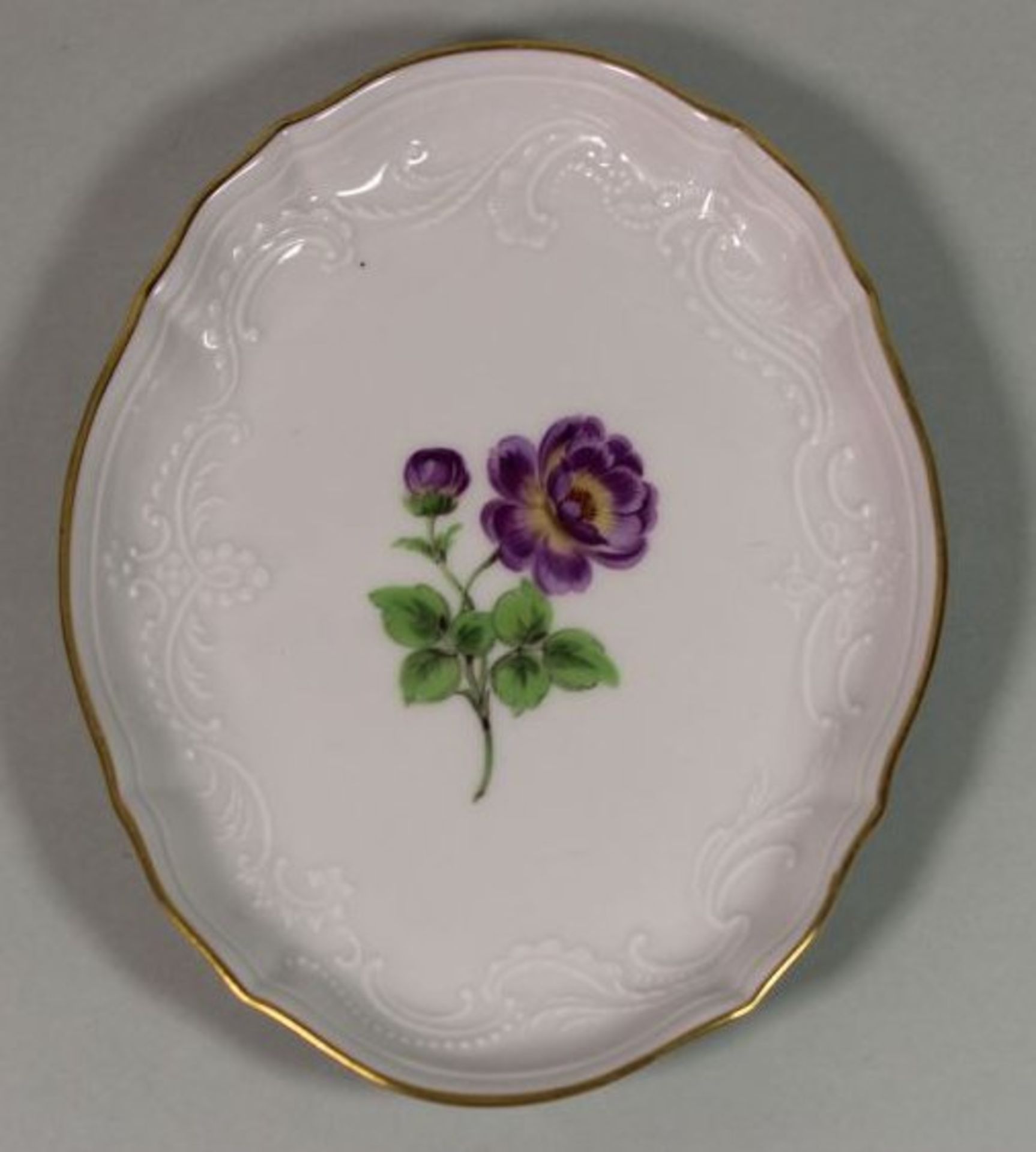 kl. ovale Schale, Meissen, Schwertermarke, 2 Schleifstriche , Blumenbemalung und reliefiert, H-2cm