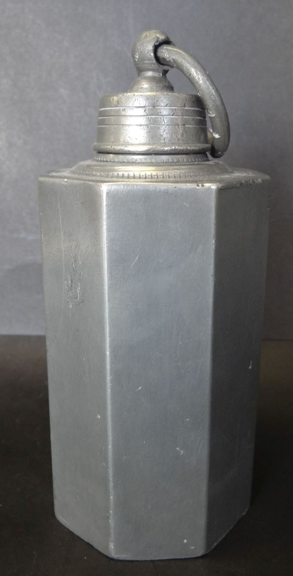 kl. Feldflasche mit Schraubverschluss, Zinn, in Boden div. Punzen, H-16 cm
