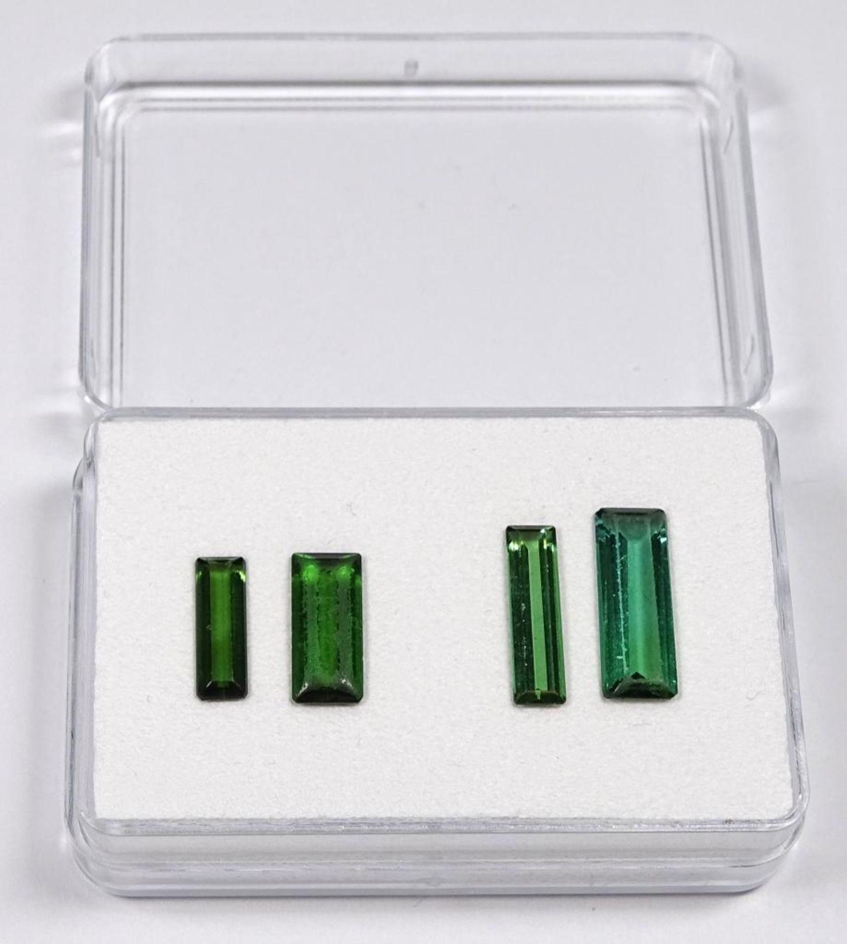 Turmalin Konvolut, 4 Stück, zus. 8,05 ct, fac. Baguettes, in intensiven Grüntönen, 16 - 12